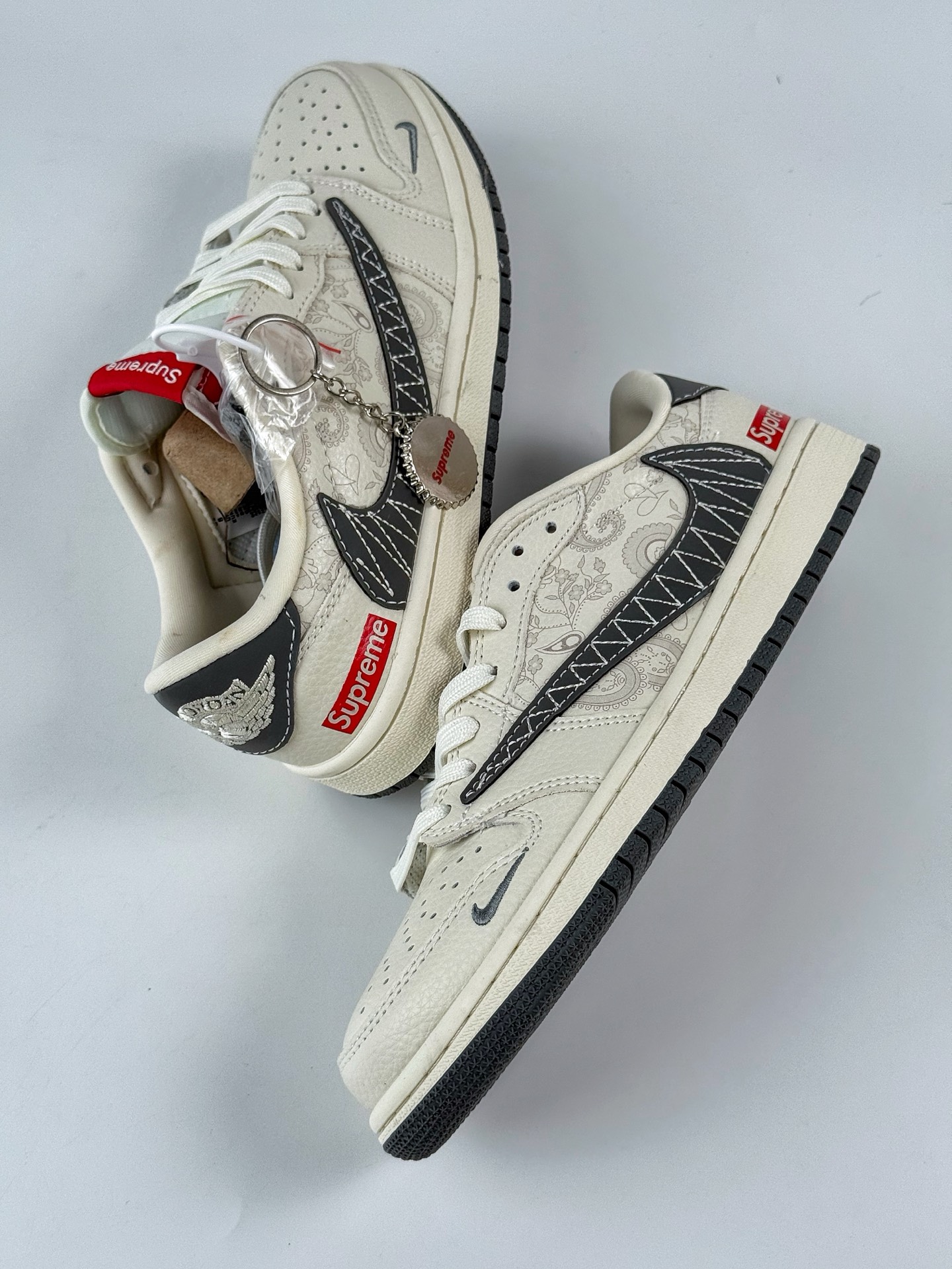Travis Scott x Nike Air Jordan 1 Low x Superme Air Jordan 1 Low 反转米白灰小勾倒钩  XS2025-050