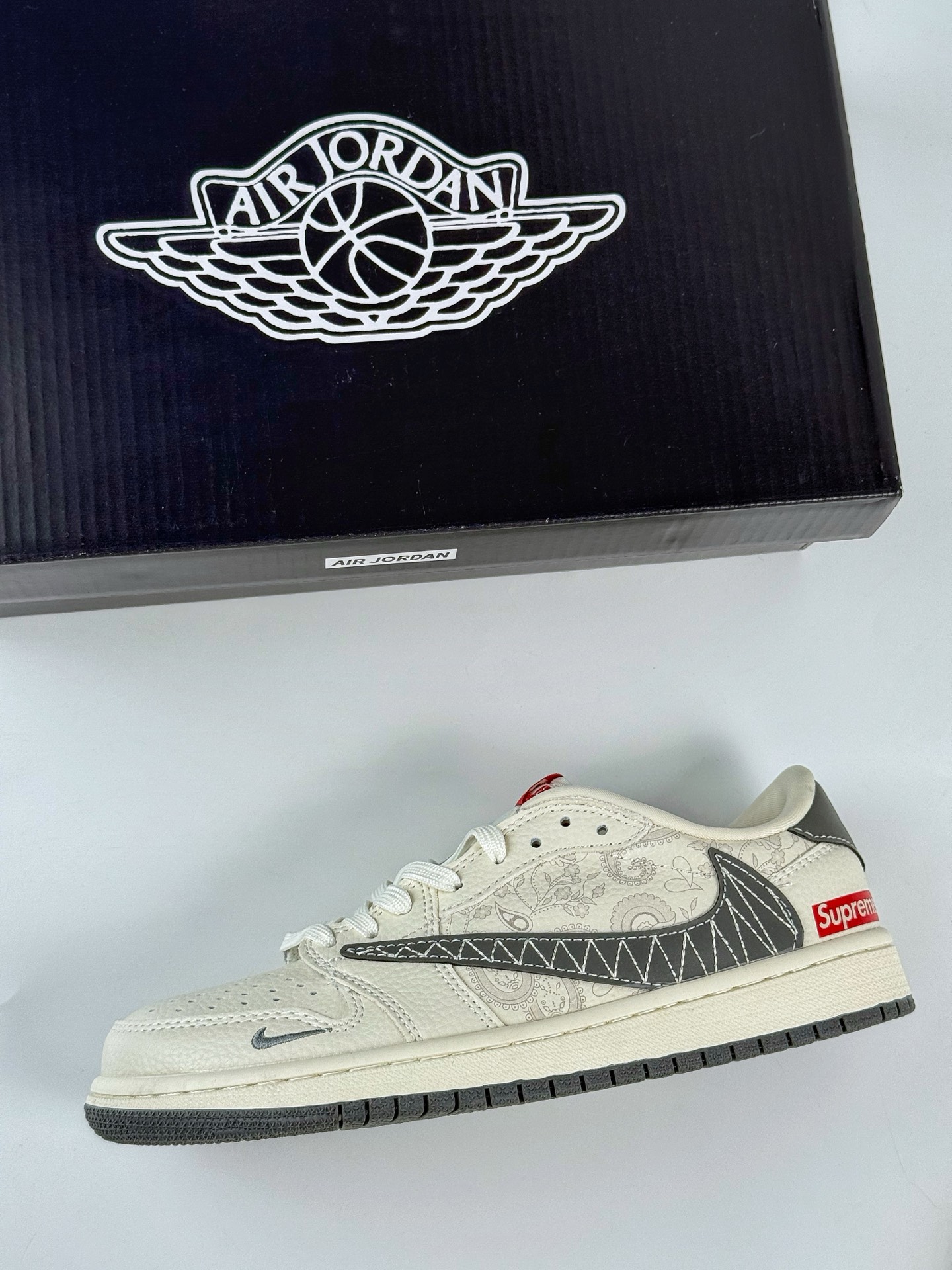Travis Scott x Nike Air Jordan 1 Low x Superme Air Jordan 1 Low 反转米白灰小勾倒钩  XS2025-050
