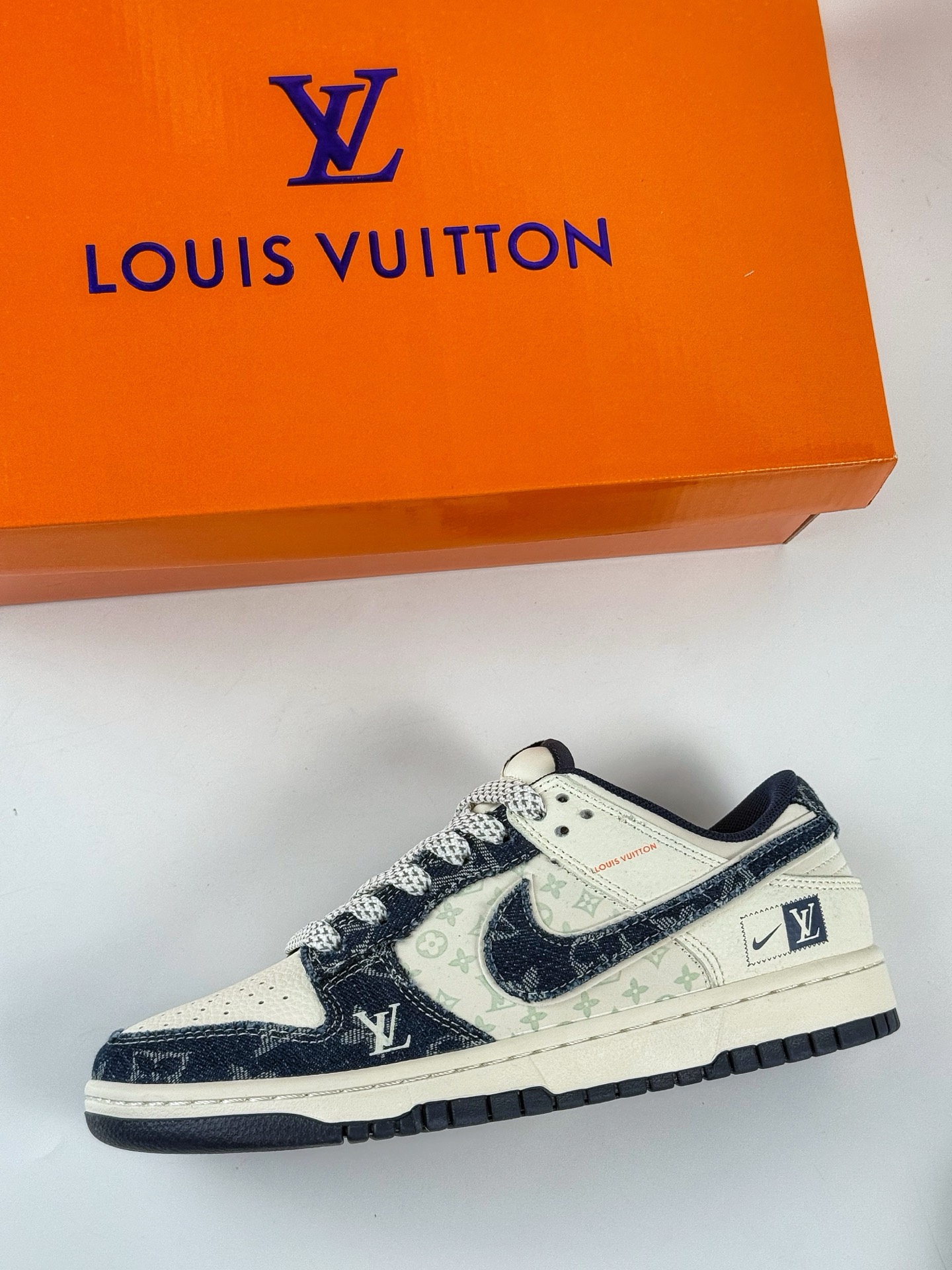 Nike SB Dunk Low x Louis Vuitton 牛仔蓝小勾满天星  YX5066-386
