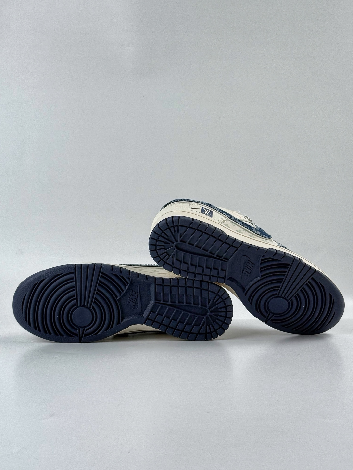 Nike SB Dunk Low x Louis Vuitton 牛仔蓝小勾满天星  YX5066-386