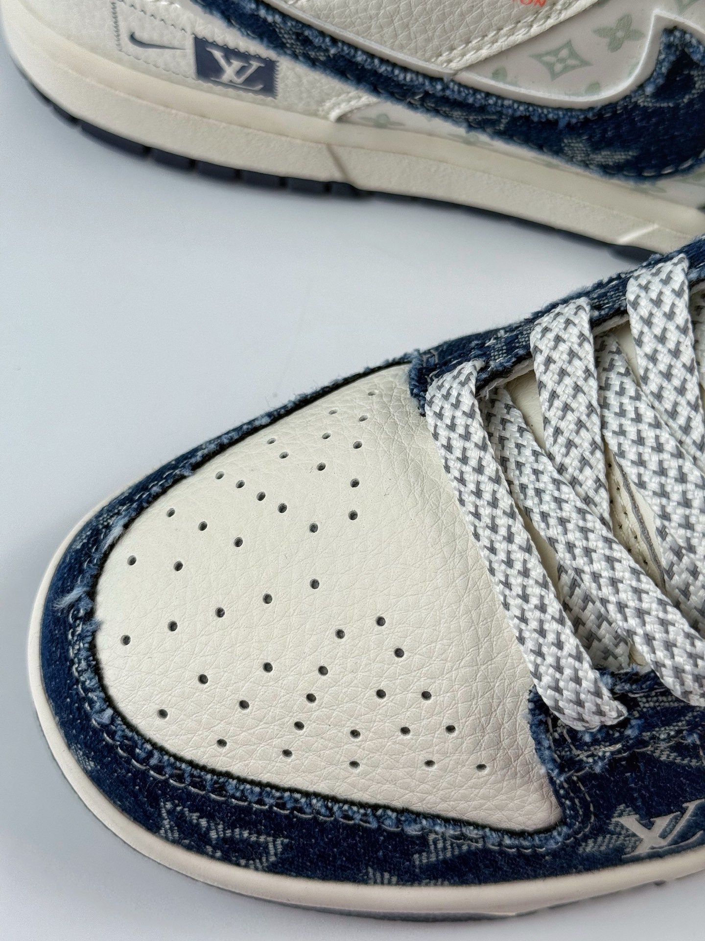 Nike SB Dunk Low x Louis Vuitton 牛仔蓝小勾满天星  YX5066-386