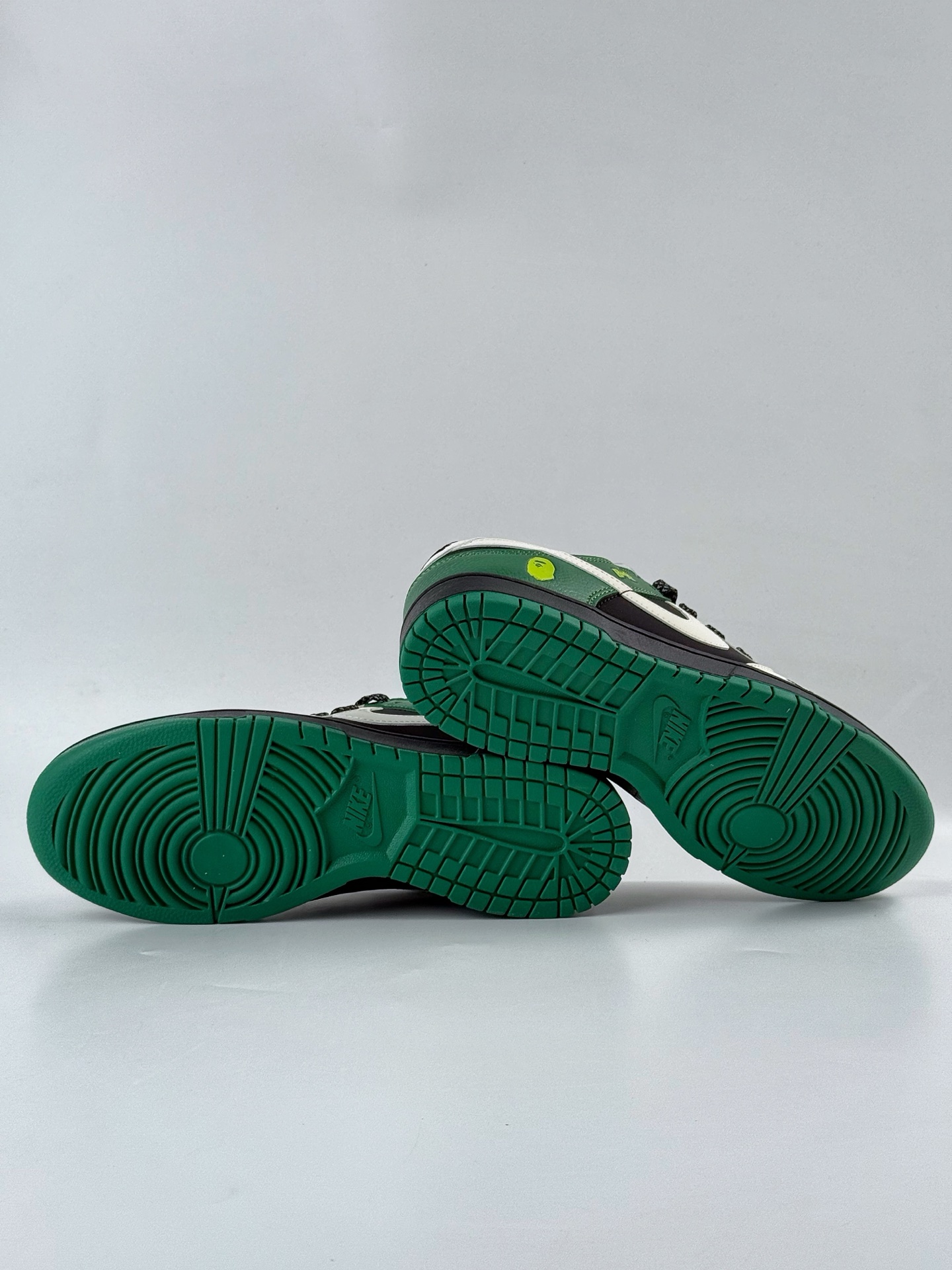 Nike SB Dunk Low x BAPE 白黑绿双小勾满天星  QW5836-015