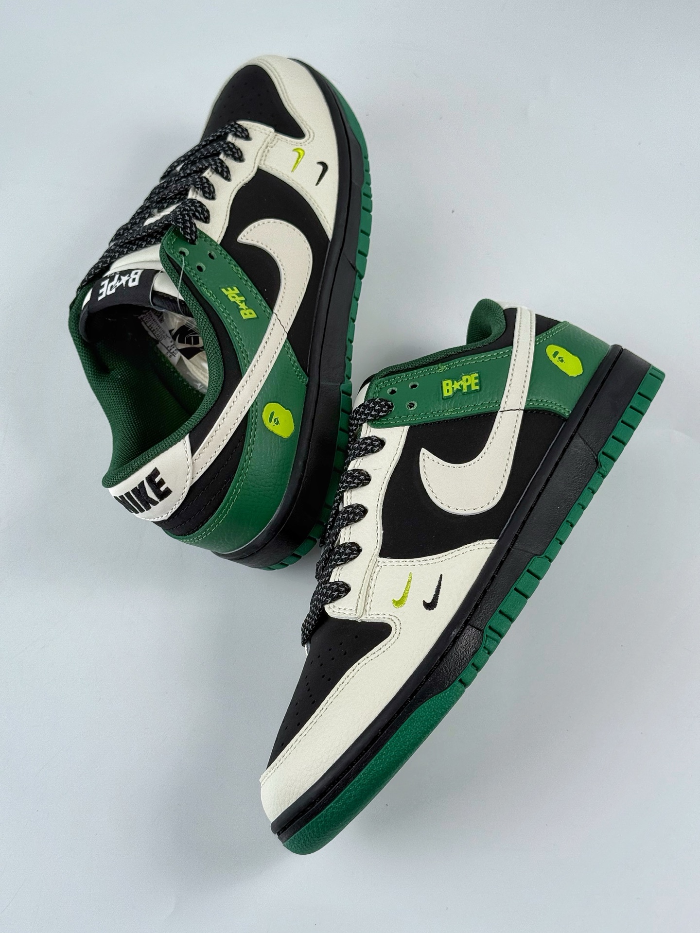 Nike SB Dunk Low x BAPE 白黑绿双小勾满天星  QW5836-015