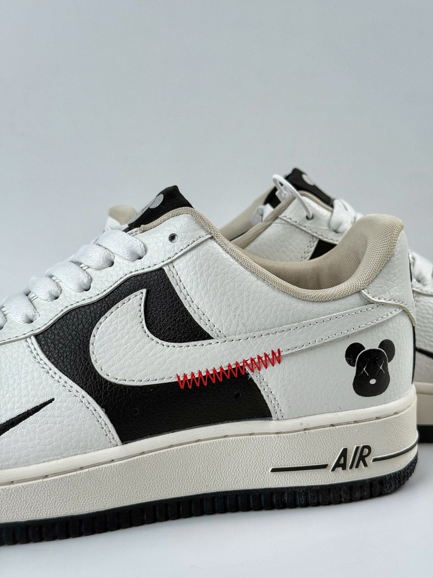 260 Nike Air Force 1 Low 07 x 暴力熊 白黑小勾  AM1588-004
