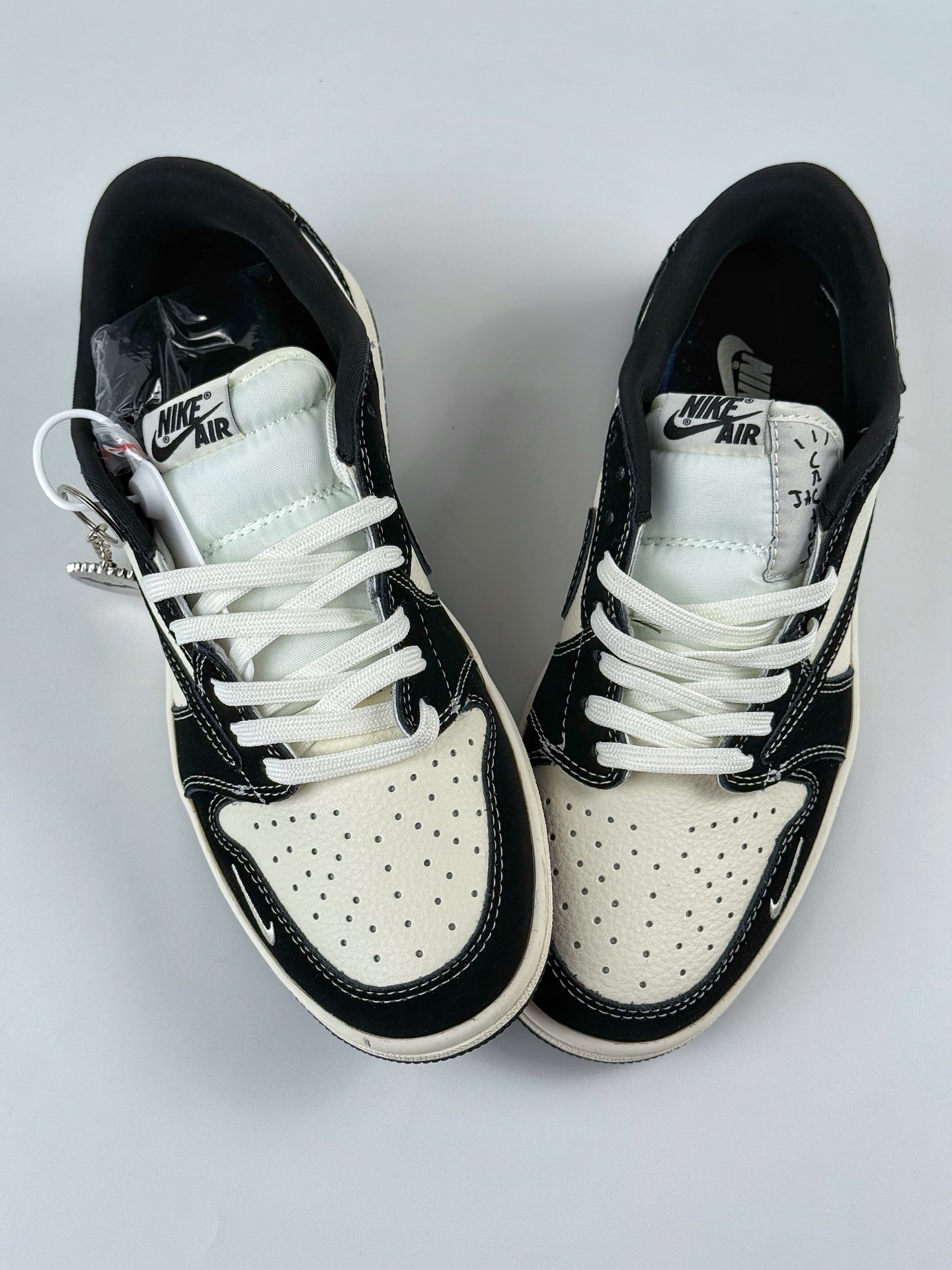 Travis Scott x Nike Air Jordan 1 Low x Carhartt Air Jordan 1 Low 反转黑白小勾倒钩  XB1979-008