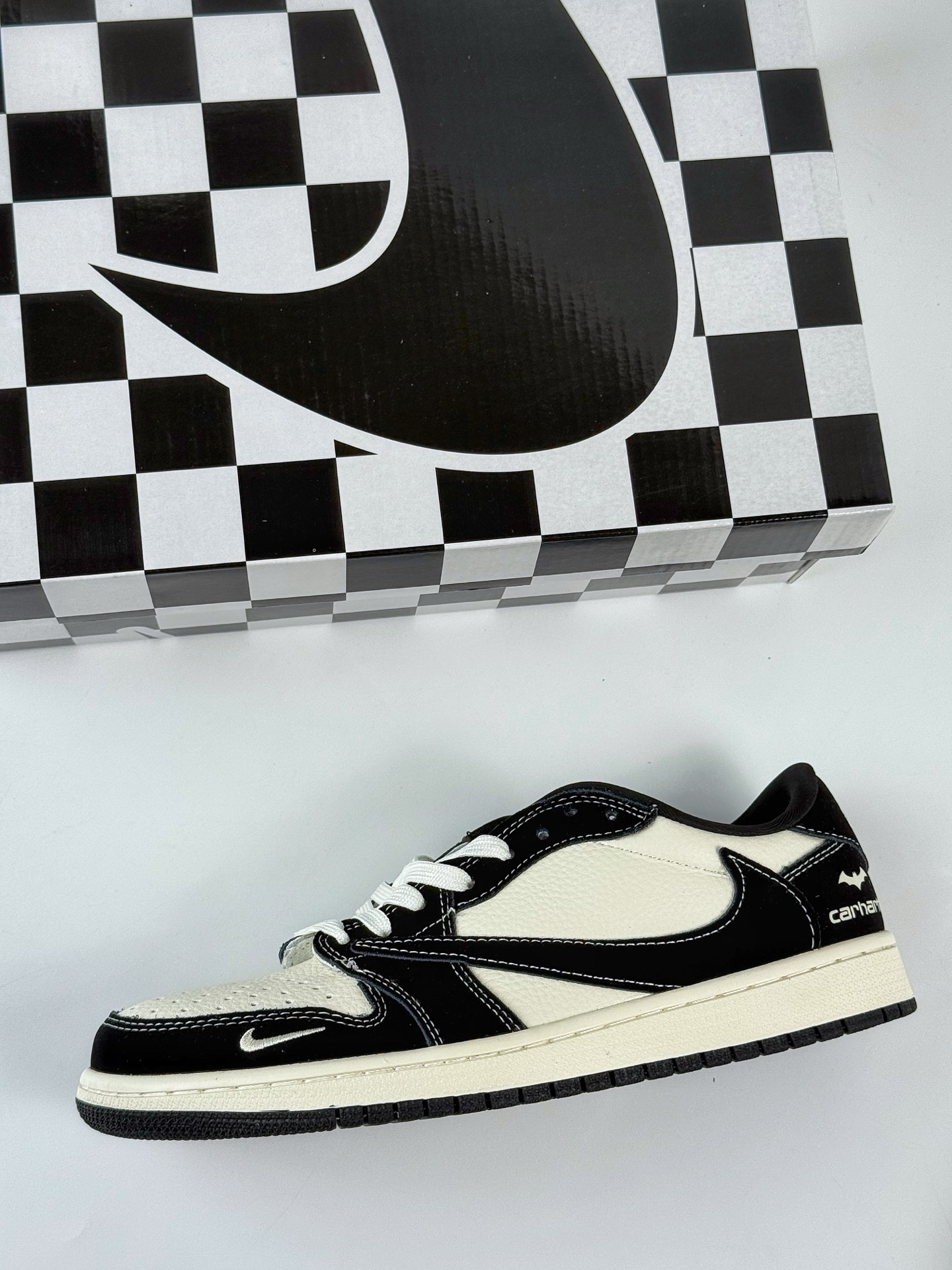 Travis Scott x Nike Air Jordan 1 Low x Carhartt Air Jordan 1 Low 反转黑白小勾倒钩  XB1979-008
