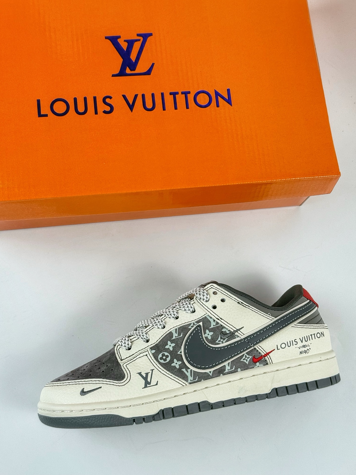Nike SB Dunk Low x Louis Vuitton 白灰三小勾满天星 YX5066-367