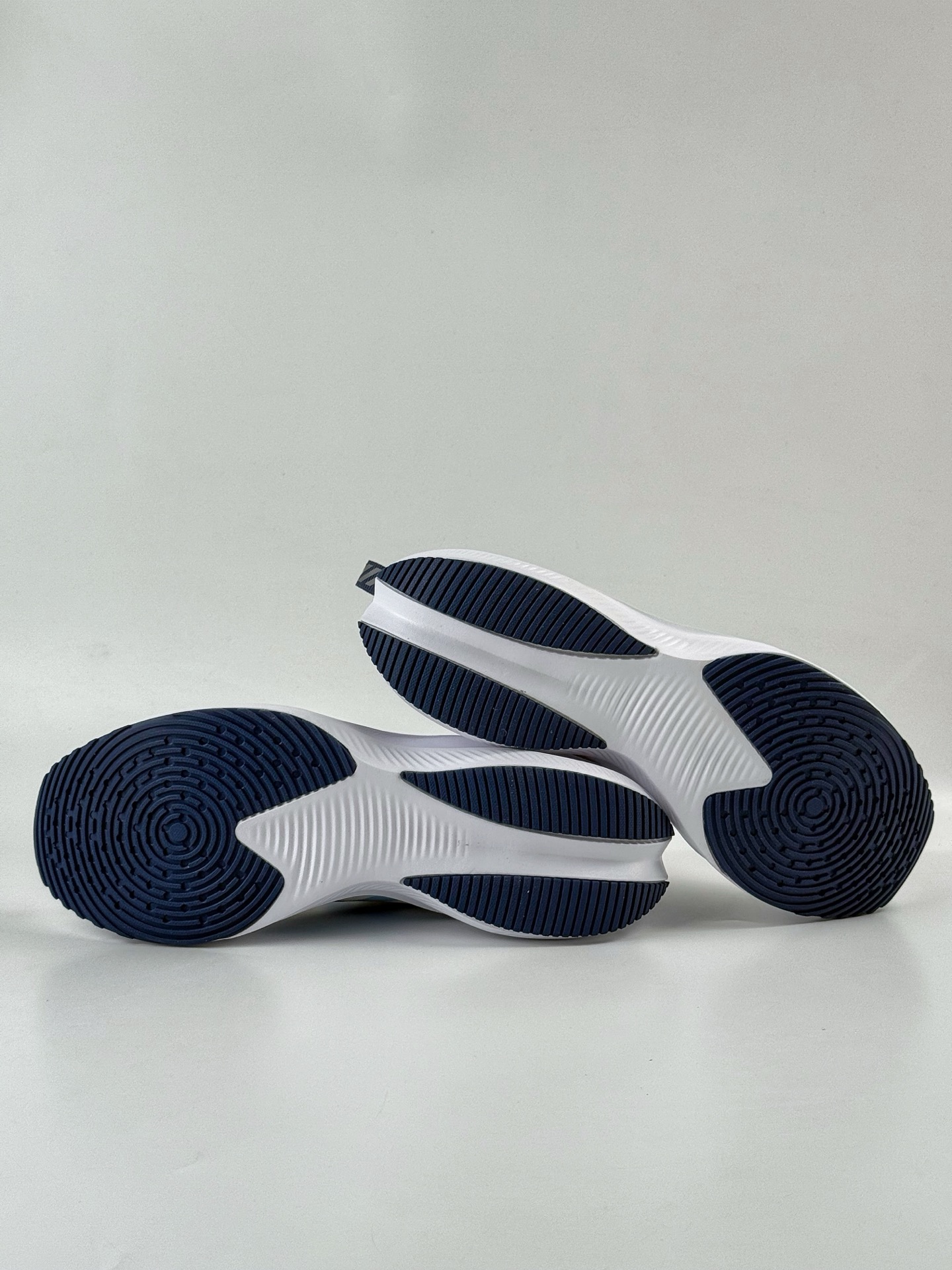NIKE ZOOM PLUS x Louis Vuitton 全新跑鞋  CK4318-008