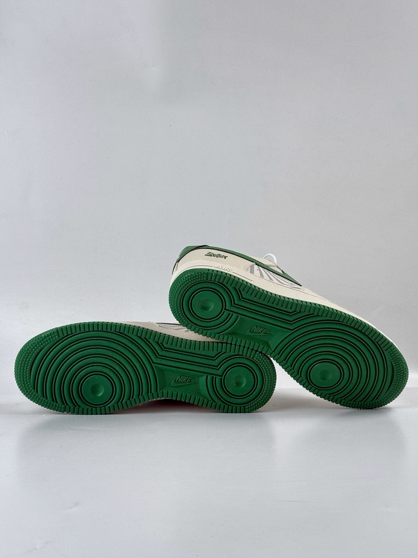 260 Nike Air Force 1 Low 07 x Stussy 米白绿小勾满天星 HJ3318-001