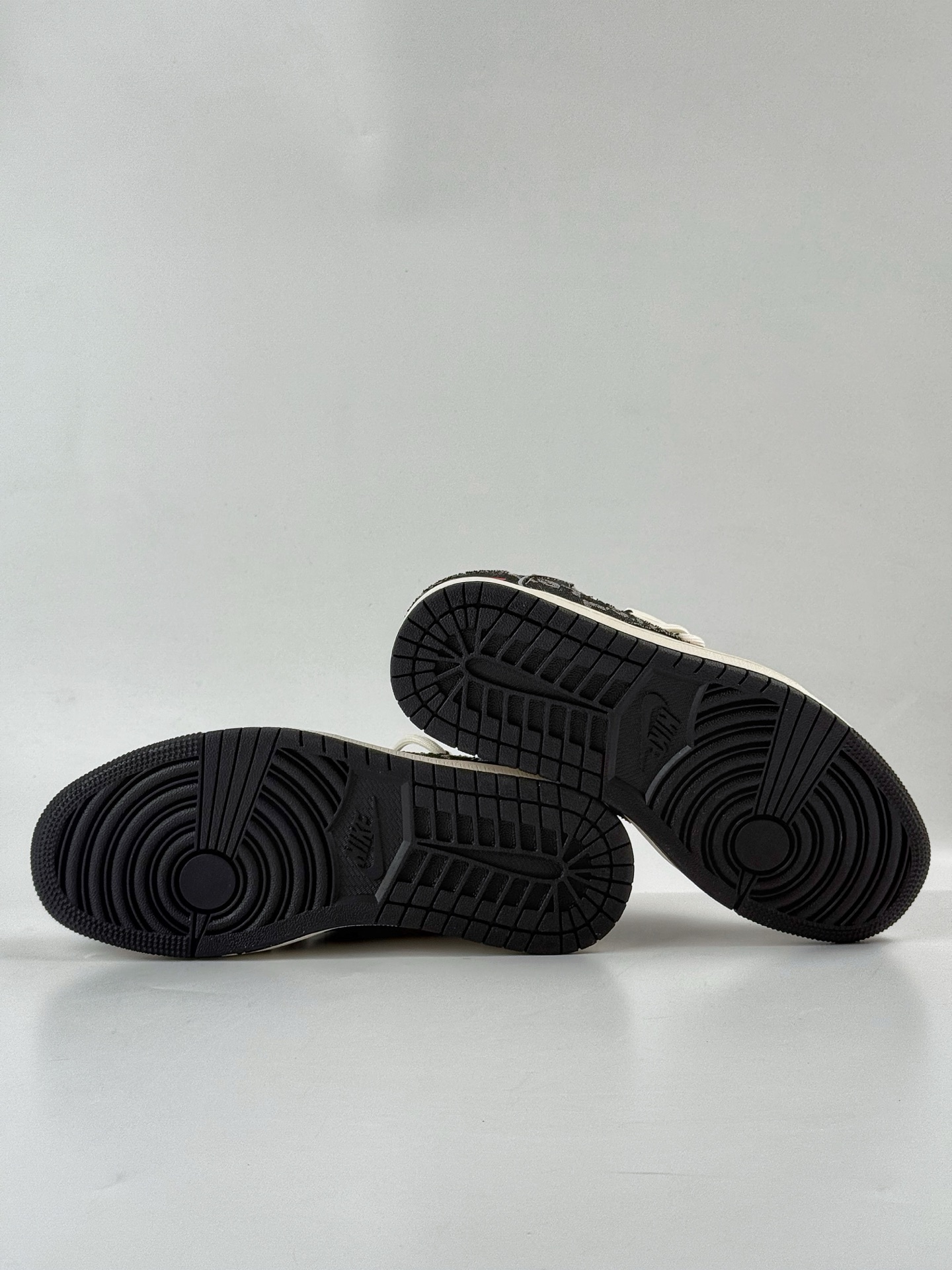 300 Travis Scott x Nike Air Jordan 1 Low x Louis Vuitton Air Jordan 1 Low 反转黑白牛仔小勾满天星倒钩  HT5088-600