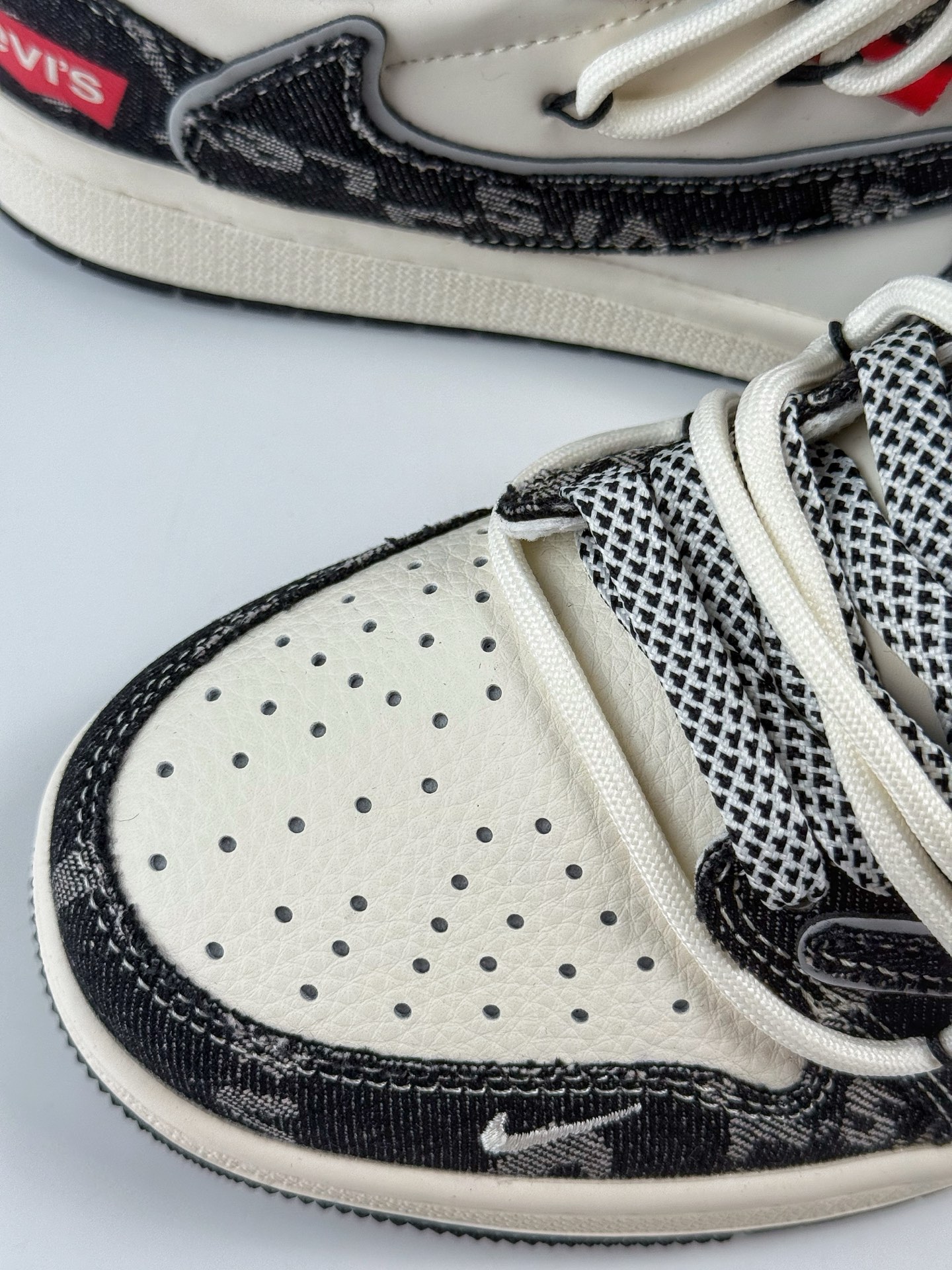 300 Travis Scott x Nike Air Jordan 1 Low x Louis Vuitton Air Jordan 1 Low 反转黑白牛仔小勾满天星倒钩  HT5088-600