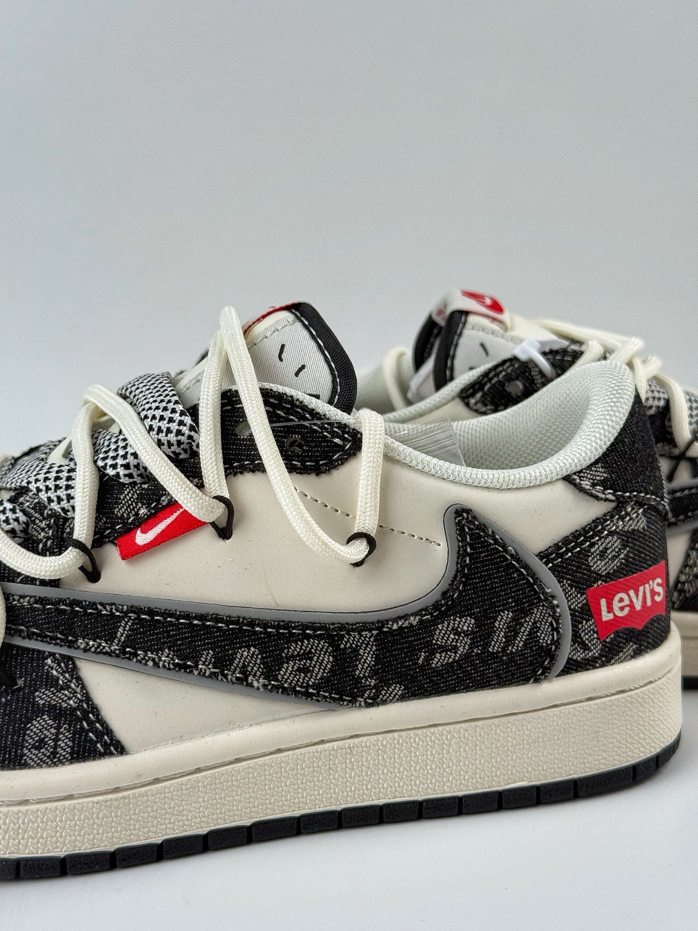 300 Travis Scott x Nike Air Jordan 1 Low x Louis Vuitton Air Jordan 1 Low 反转黑白牛仔小勾满天星倒钩  HT5088-600