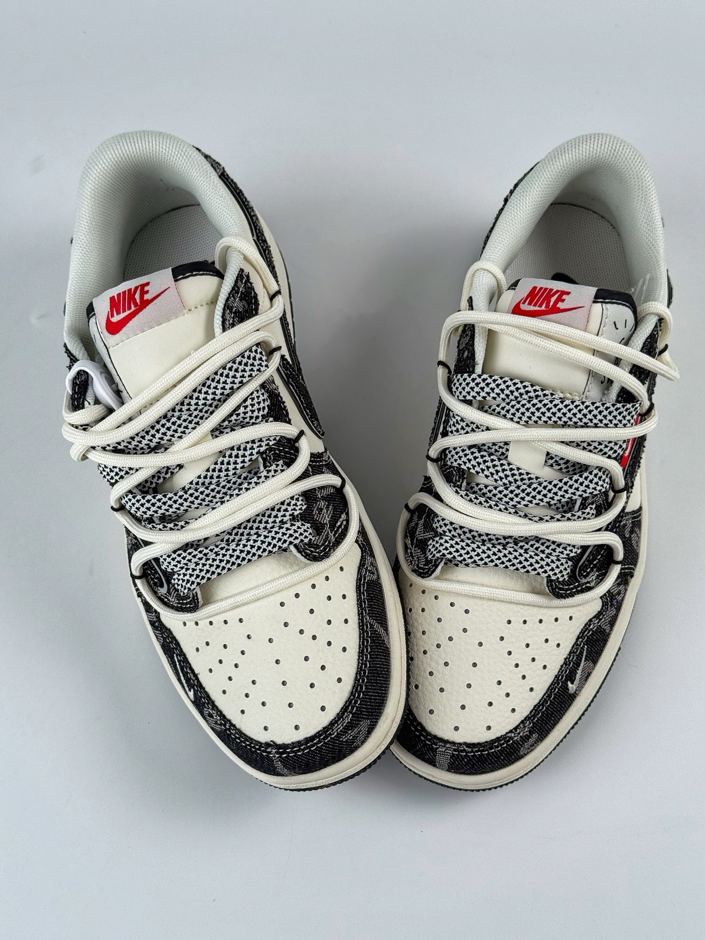 300 Travis Scott x Nike Air Jordan 1 Low x Louis Vuitton Air Jordan 1 Low 反转黑白牛仔小勾满天星倒钩  HT5088-600