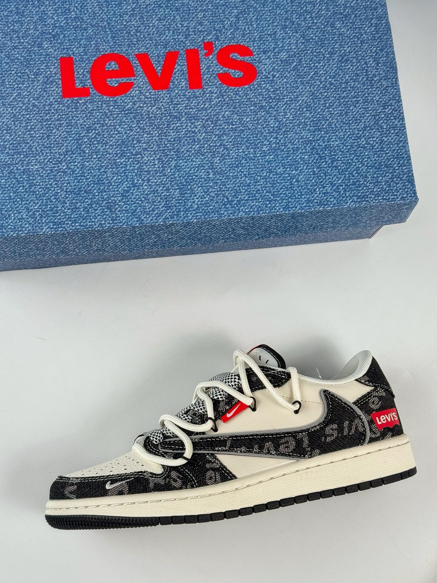 300 Travis Scott x Nike Air Jordan 1 Low x Louis Vuitton Air Jordan 1 Low 反转黑白牛仔小勾满天星倒钩  HT5088-600