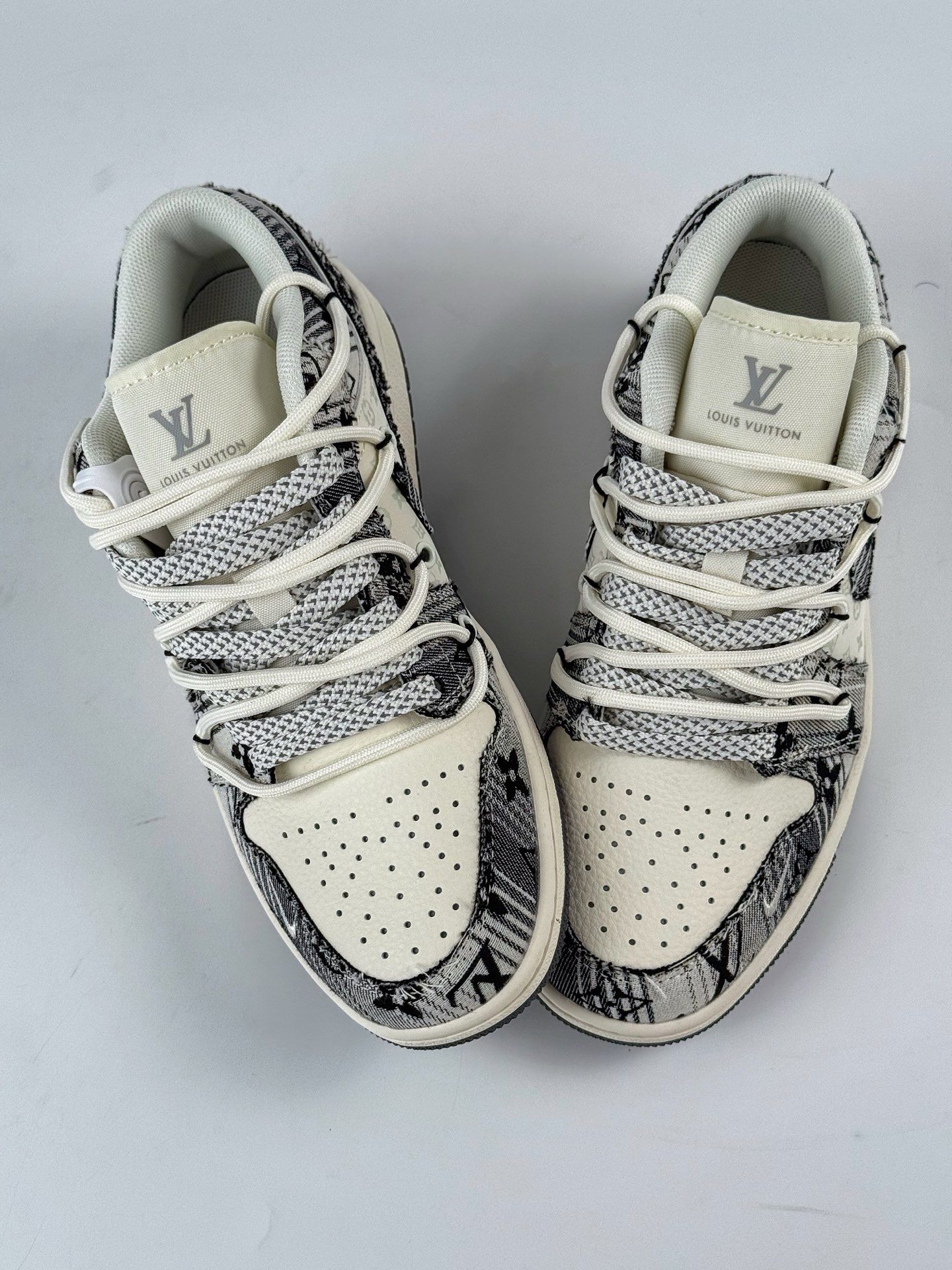 300 Air Jordan 1 Retro Low x Louis Vuitton 牛仔黑白绑带小勾满天星  YX5066-372