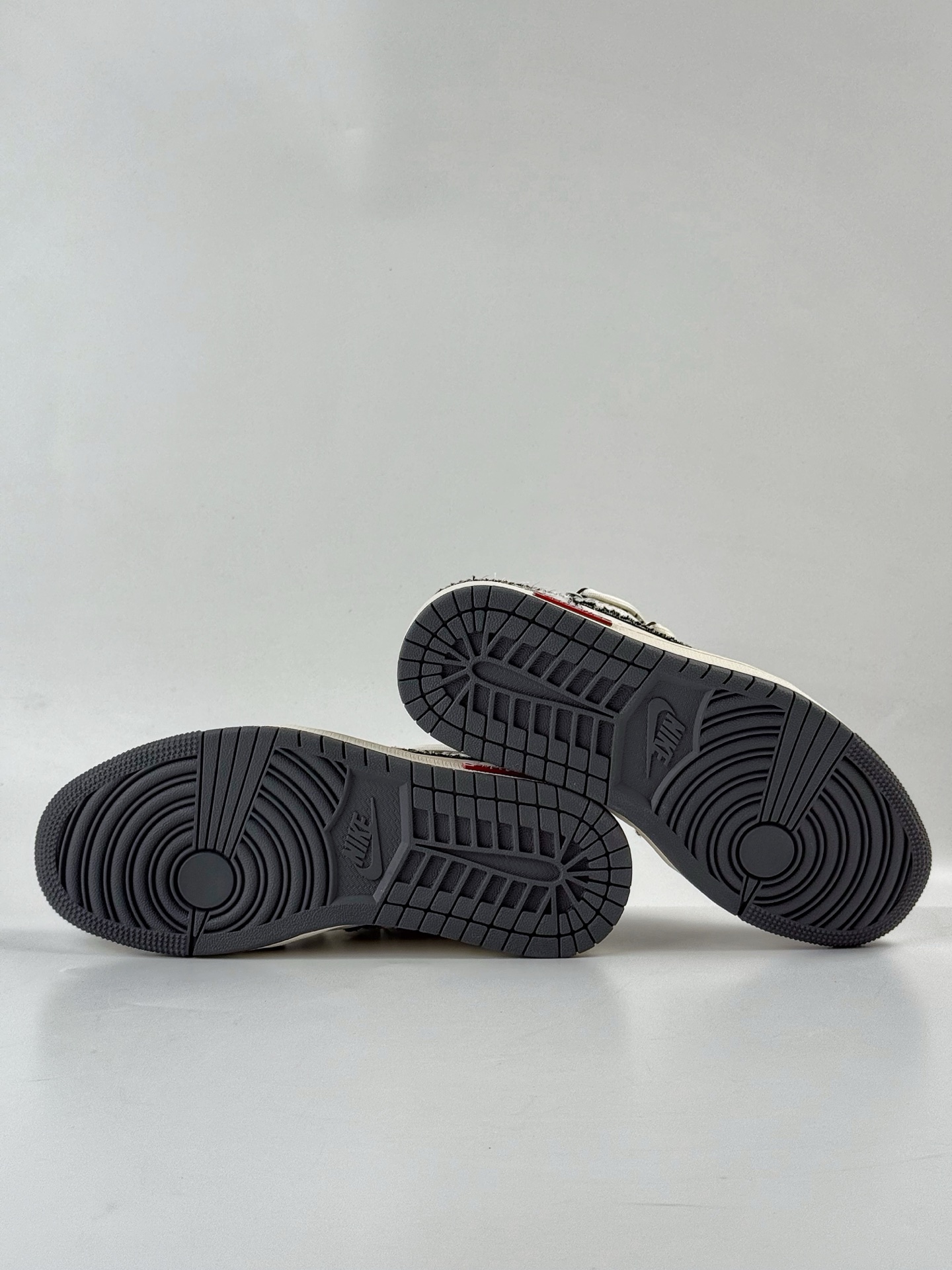 300 Air Jordan 1 Retro Low x Louis Vuitton 牛仔黑白绑带小勾满天星  YX5066-372