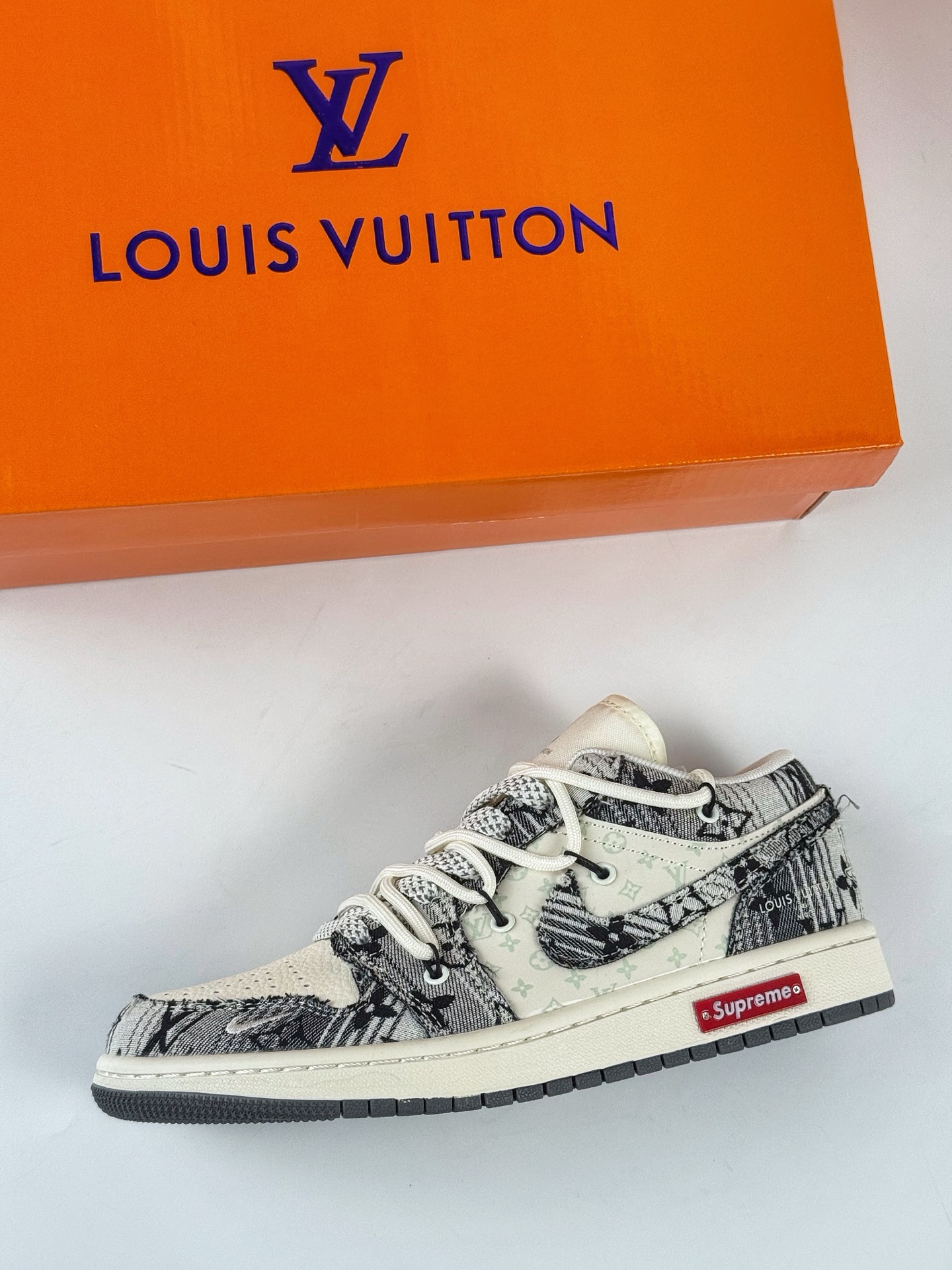 300 Air Jordan 1 Retro Low x Louis Vuitton 牛仔黑白绑带小勾满天星  YX5066-372