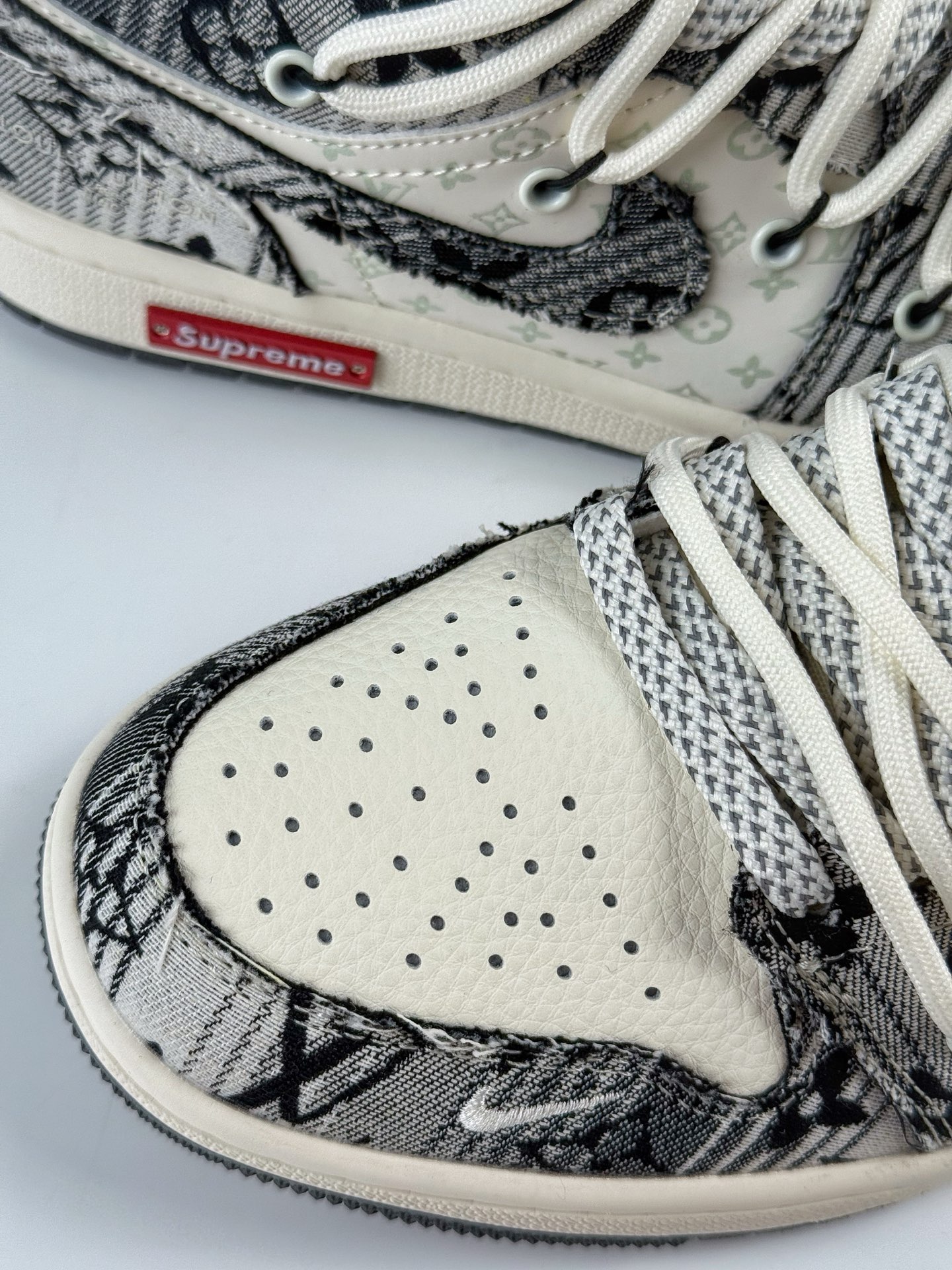 300 Air Jordan 1 Retro Low x Louis Vuitton 牛仔黑白绑带小勾满天星  YX5066-372