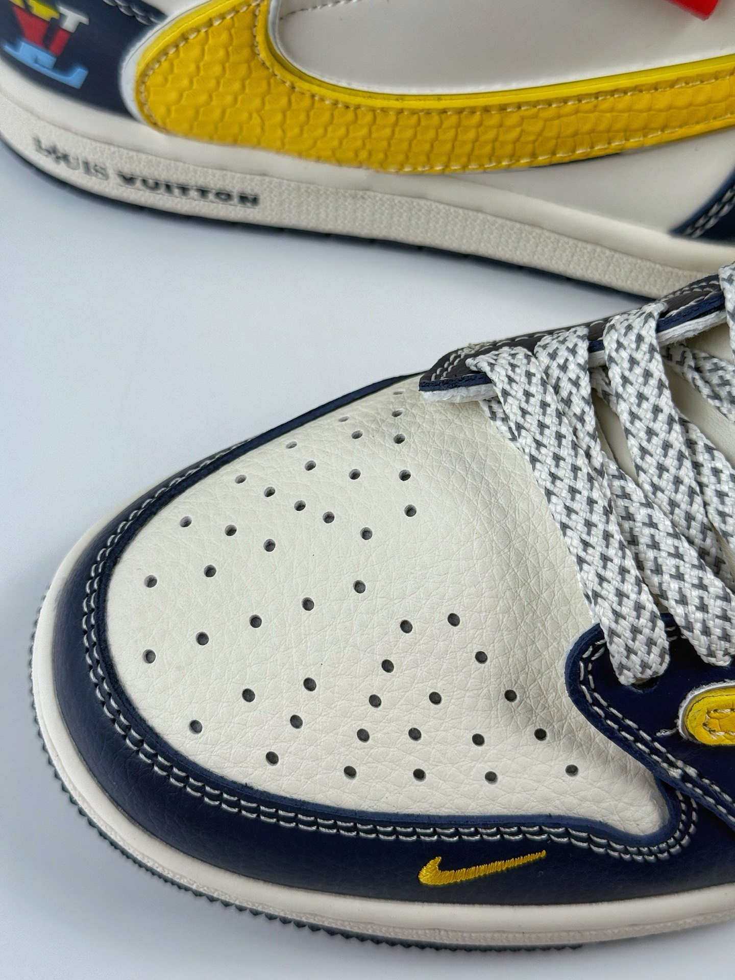 260 Travis Scott x Nike Air Jordan 1 Low x Louis Vuitton Air Jordan 1 Low 反转黑白黄小勾满天星倒钩 HS8068-040-Chinese UA Cheap High Quatity Brand Clothes Bags handbags Sneakers wholesale wholesaler seller from China Factory suppliers Fashion Clothing Shoes best Quality Beautiful Price 260 Travis Scott x Nike Air Jordan 1 Low x Louis Vuitton Air Jordan 1 Low 反转黑白黄小勾满天星倒钩 HS8068-040