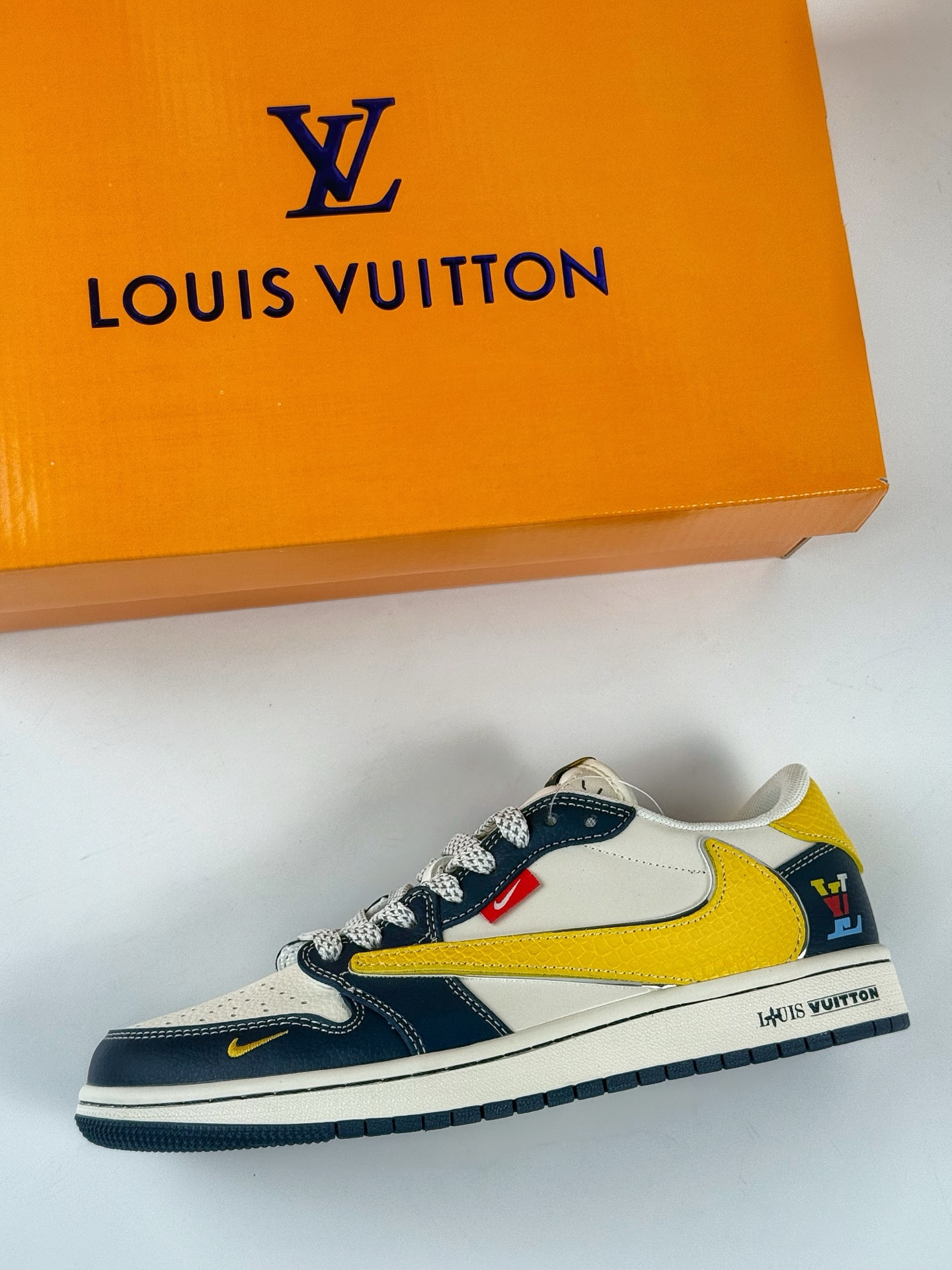 260 Travis Scott x Nike Air Jordan 1 Low x Louis Vuitton Air Jordan 1 Low 反转黑白黄小勾满天星倒钩 HS8068-040-Chinese UA Cheap High Quatity Brand Clothes Bags handbags Sneakers wholesale wholesaler seller from China Factory suppliers Fashion Clothing Shoes best Quality Beautiful Price 260 Travis Scott x Nike Air Jordan 1 Low x Louis Vuitton Air Jordan 1 Low 反转黑白黄小勾满天星倒钩 HS8068-040