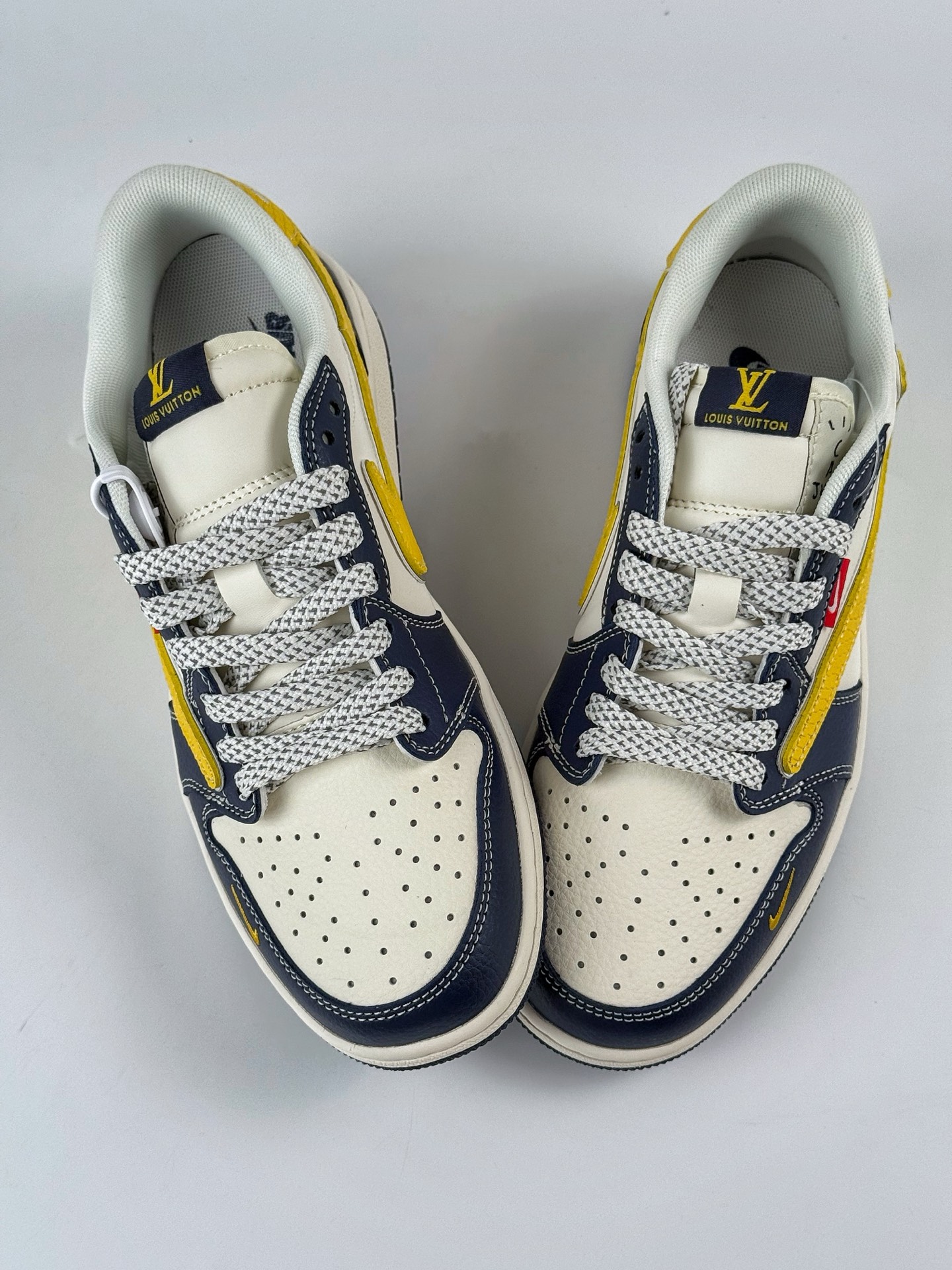 260 Travis Scott x Nike Air Jordan 1 Low x Louis Vuitton Air Jordan 1 Low 反转黑白黄小勾满天星倒钩 HS8068-040-Chinese UA Cheap High Quatity Brand Clothes Bags handbags Sneakers wholesale wholesaler seller from China Factory suppliers Fashion Clothing Shoes best Quality Beautiful Price 260 Travis Scott x Nike Air Jordan 1 Low x Louis Vuitton Air Jordan 1 Low 反转黑白黄小勾满天星倒钩 HS8068-040