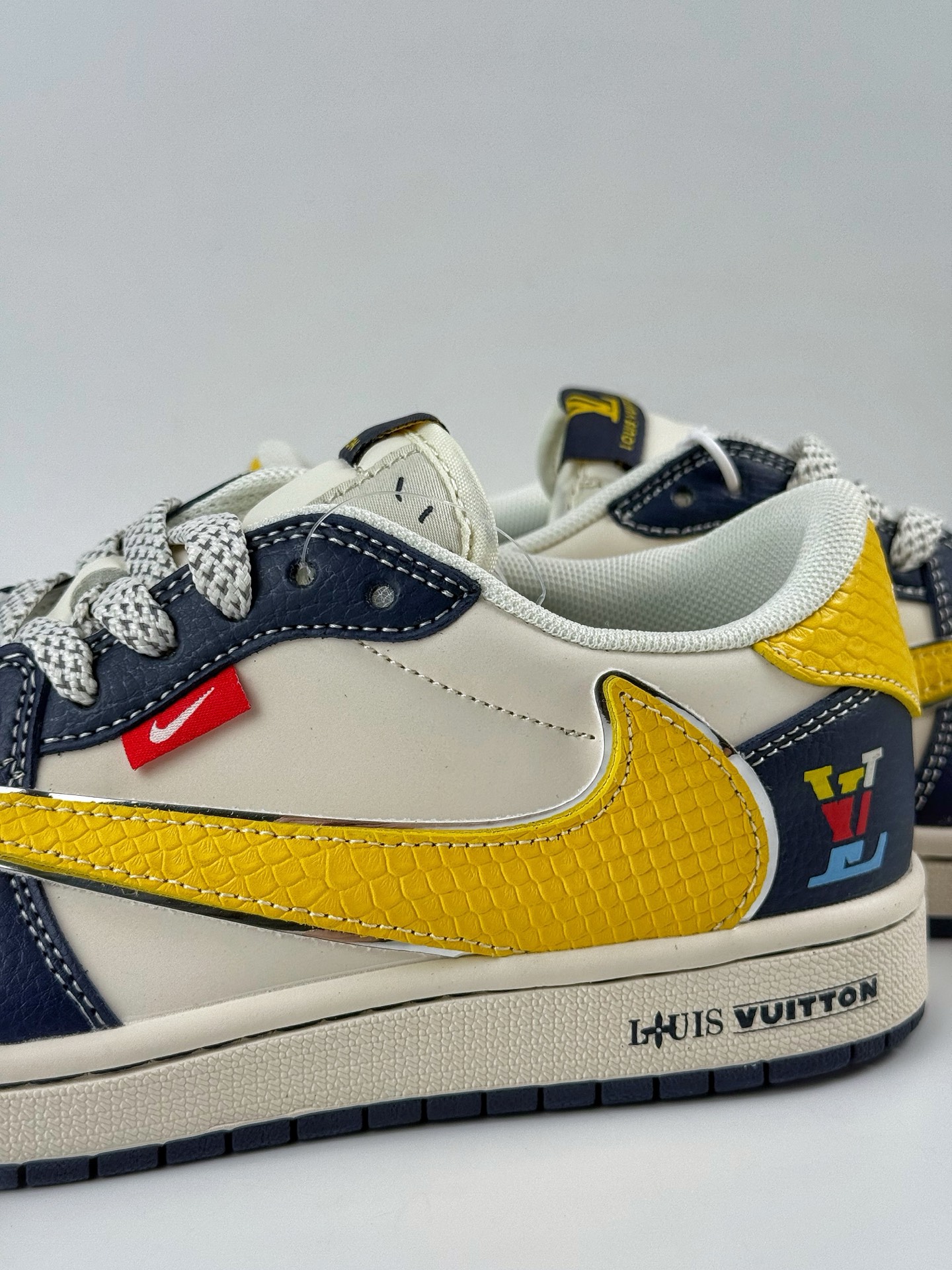 260 Travis Scott x Nike Air Jordan 1 Low x Louis Vuitton Air Jordan 1 Low 反转黑白黄小勾满天星倒钩 HS8068-040-Chinese UA Cheap High Quatity Brand Clothes Bags handbags Sneakers wholesale wholesaler seller from China Factory suppliers Fashion Clothing Shoes best Quality Beautiful Price 260 Travis Scott x Nike Air Jordan 1 Low x Louis Vuitton Air Jordan 1 Low 反转黑白黄小勾满天星倒钩 HS8068-040