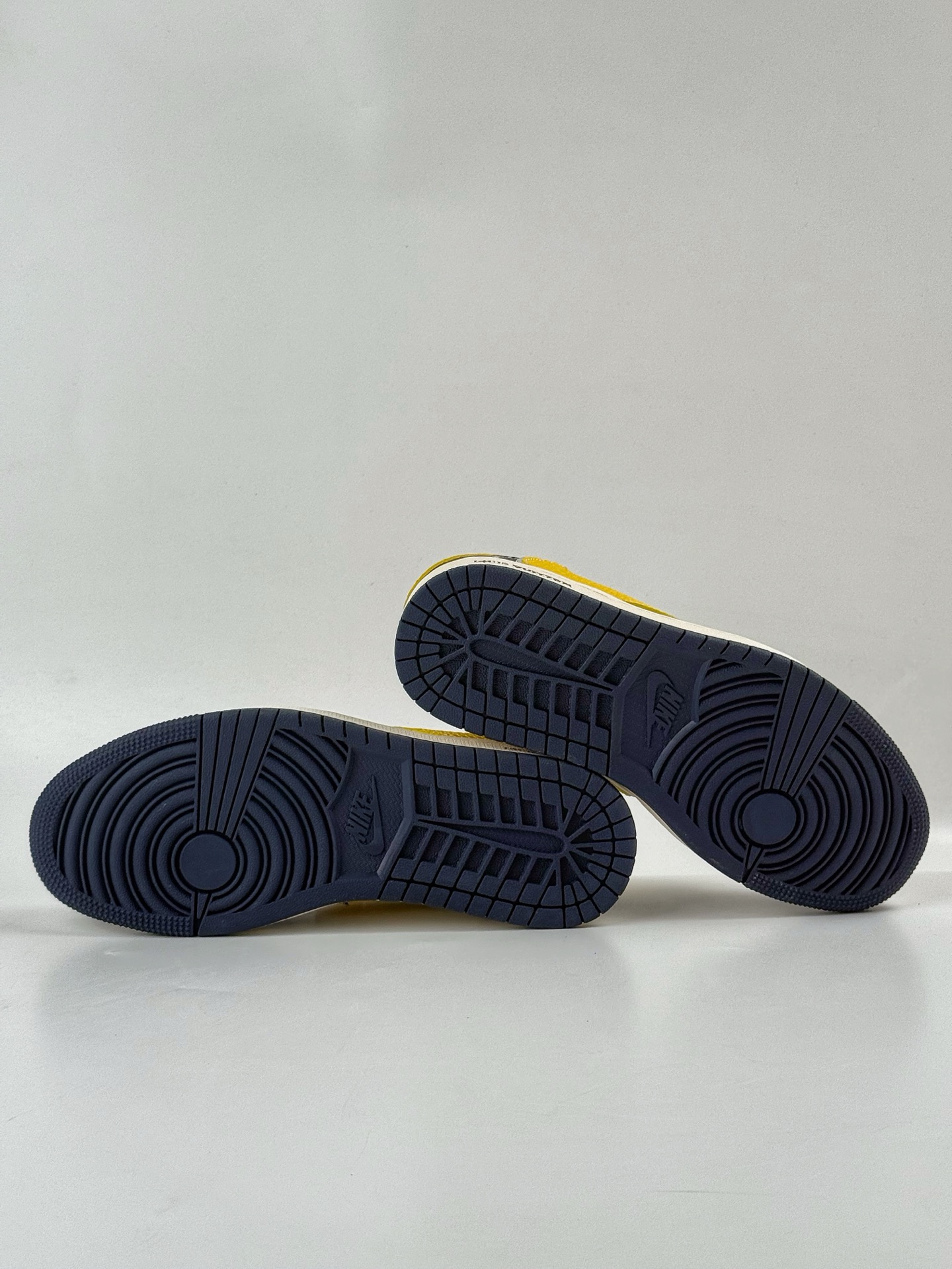 260 Travis Scott x Nike Air Jordan 1 Low x Louis Vuitton Air Jordan 1 Low 反转黑白黄小勾满天星倒钩 HS8068-040-Chinese UA Cheap High Quatity Brand Clothes Bags handbags Sneakers wholesale wholesaler seller from China Factory suppliers Fashion Clothing Shoes best Quality Beautiful Price 260 Travis Scott x Nike Air Jordan 1 Low x Louis Vuitton Air Jordan 1 Low 反转黑白黄小勾满天星倒钩 HS8068-040