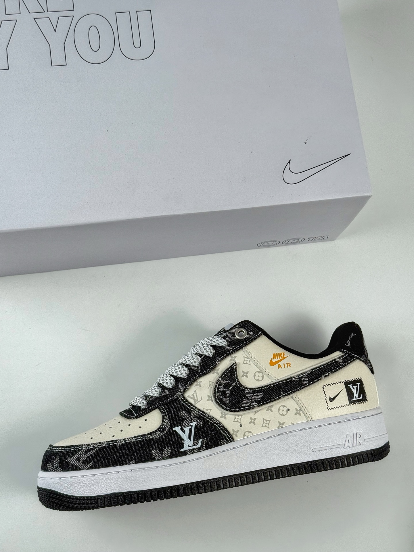 Nike Air Force 1 Low 07 x Louis Vuitton 黑白牛仔双小勾满天星  CW2288-111