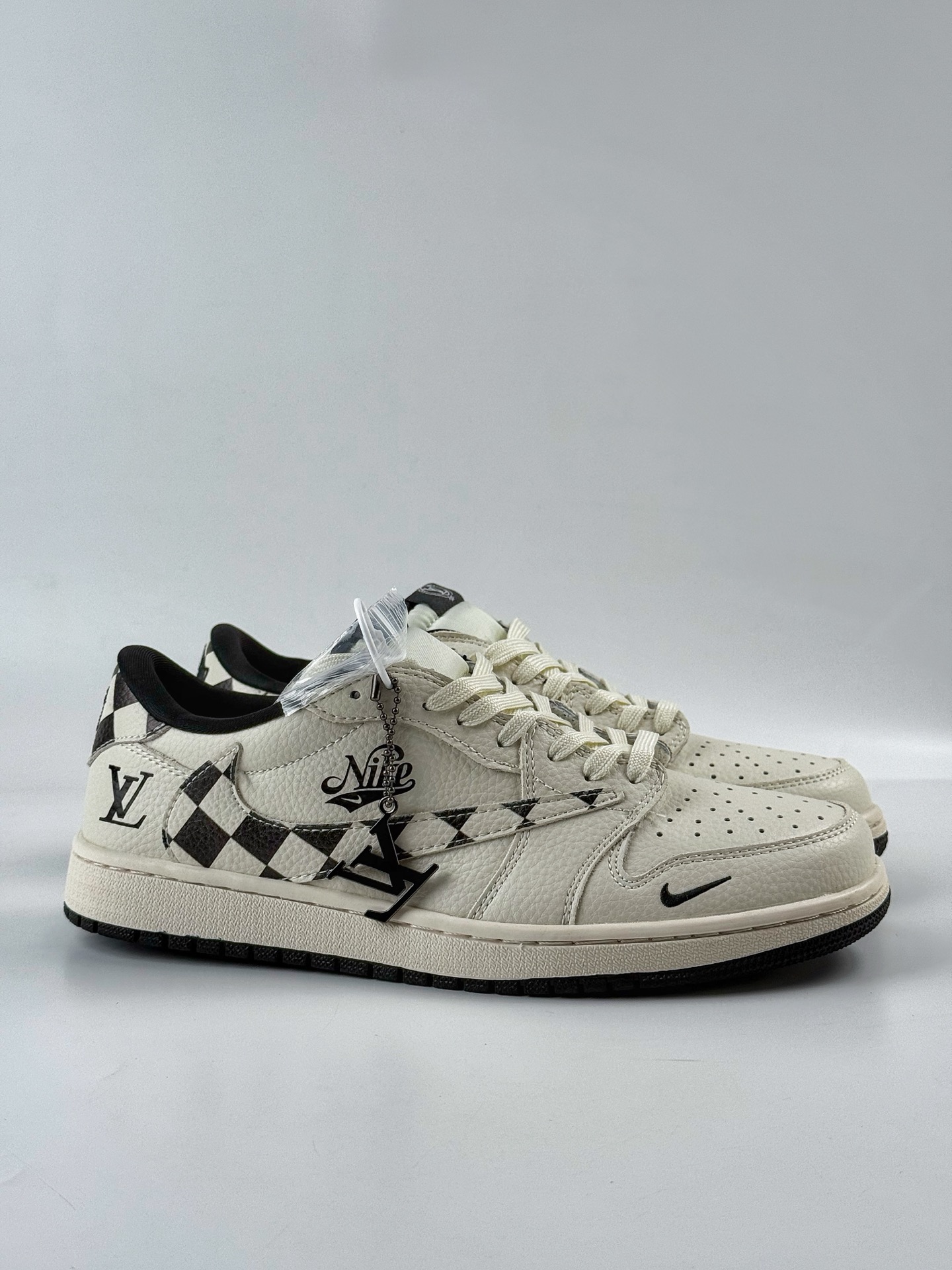 Travis Scott x Nike Air Jordan 1 Low x Louis Vuitton Air Jordan 1 Low 反转白黑格小勾倒钩 LD2028-040
