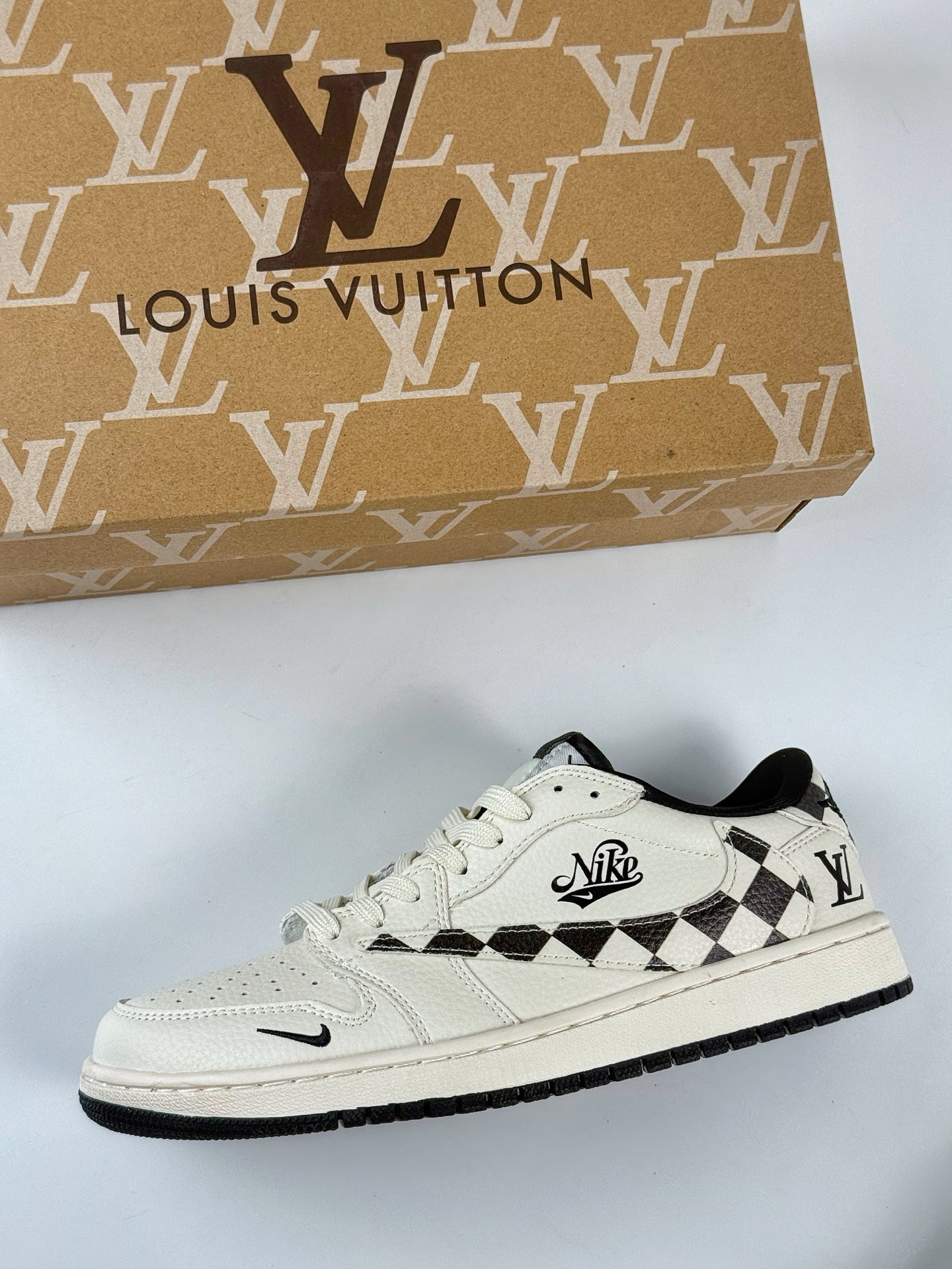 Travis Scott x Nike Air Jordan 1 Low x Louis Vuitton Air Jordan 1 Low 反转白黑格小勾倒钩 LD2028-040