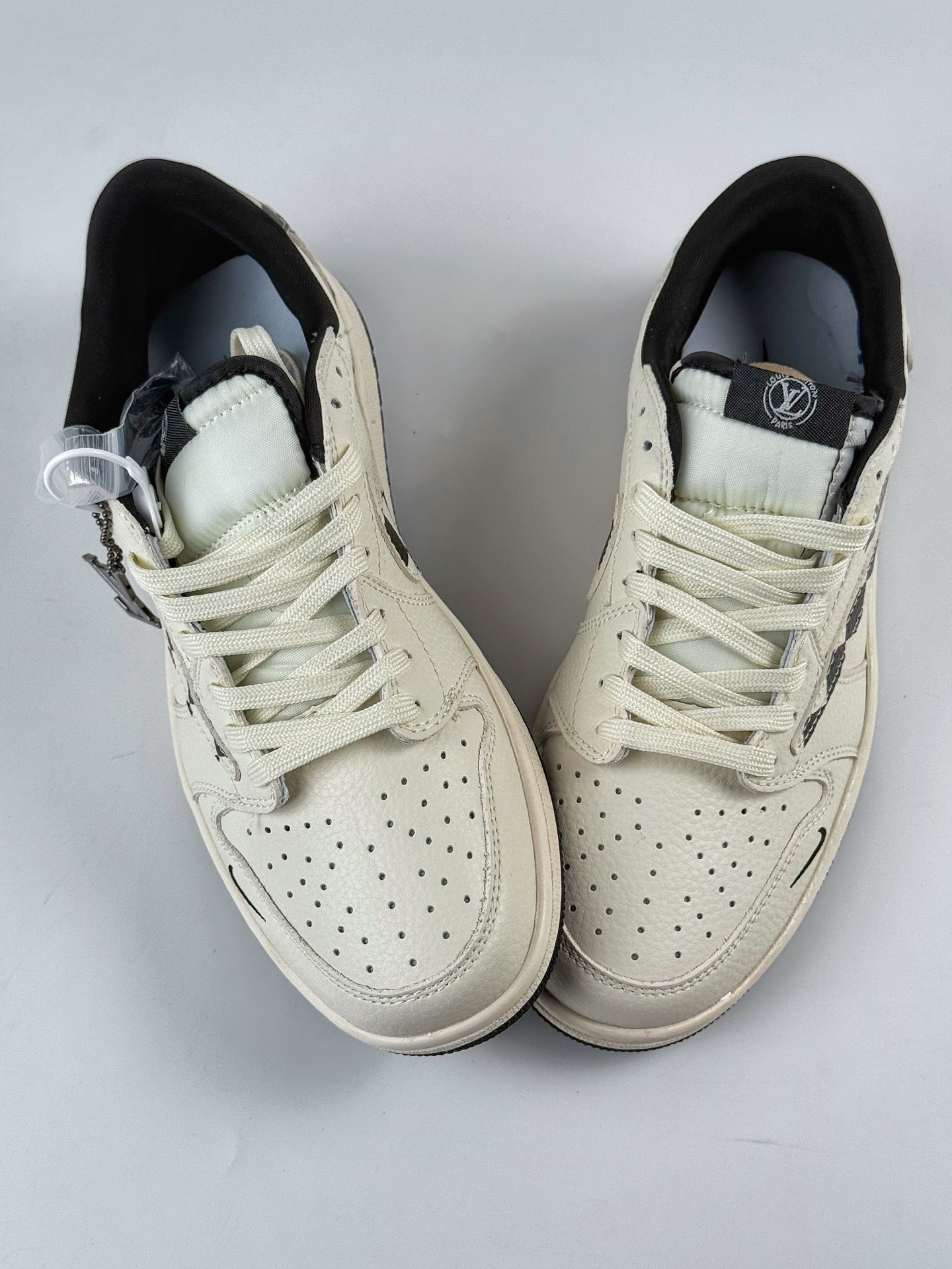 Travis Scott x Nike Air Jordan 1 Low x Louis Vuitton Air Jordan 1 Low 反转白黑格小勾倒钩 LD2028-040