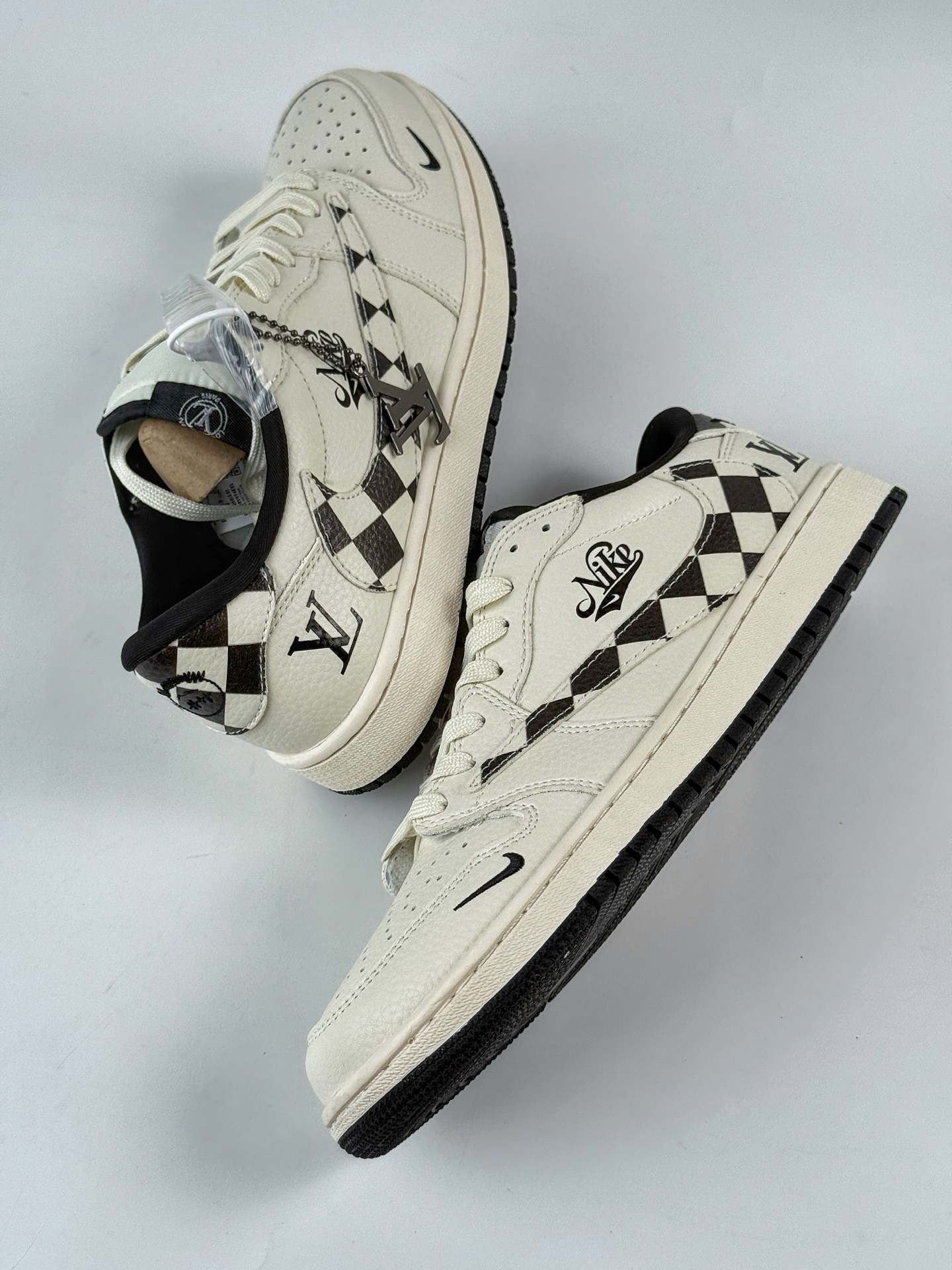 Travis Scott x Nike Air Jordan 1 Low x Louis Vuitton Air Jordan 1 Low 反转白黑格小勾倒钩 LD2028-040