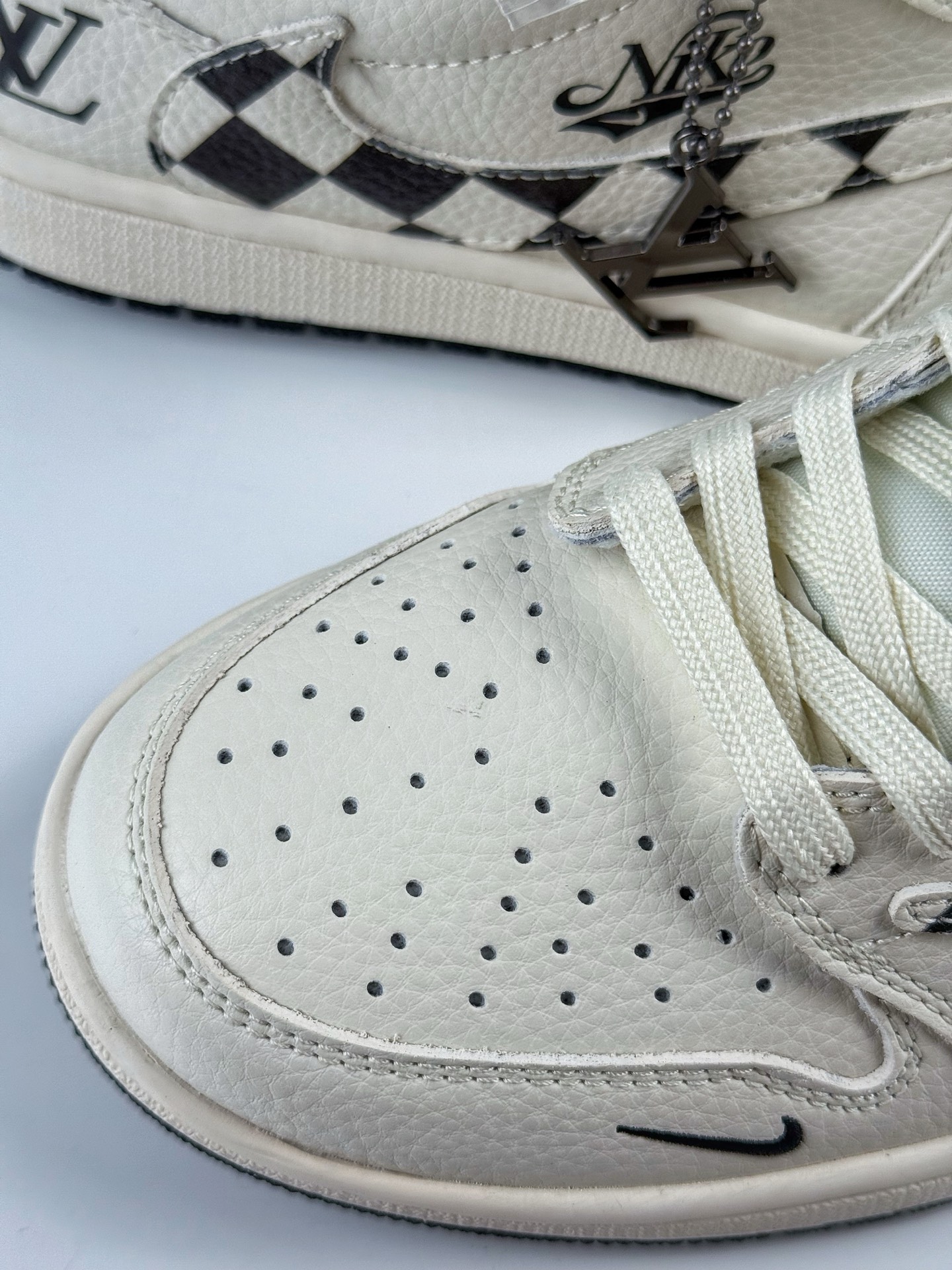 Travis Scott x Nike Air Jordan 1 Low x Louis Vuitton Air Jordan 1 Low 反转白黑格小勾倒钩 LD2028-040