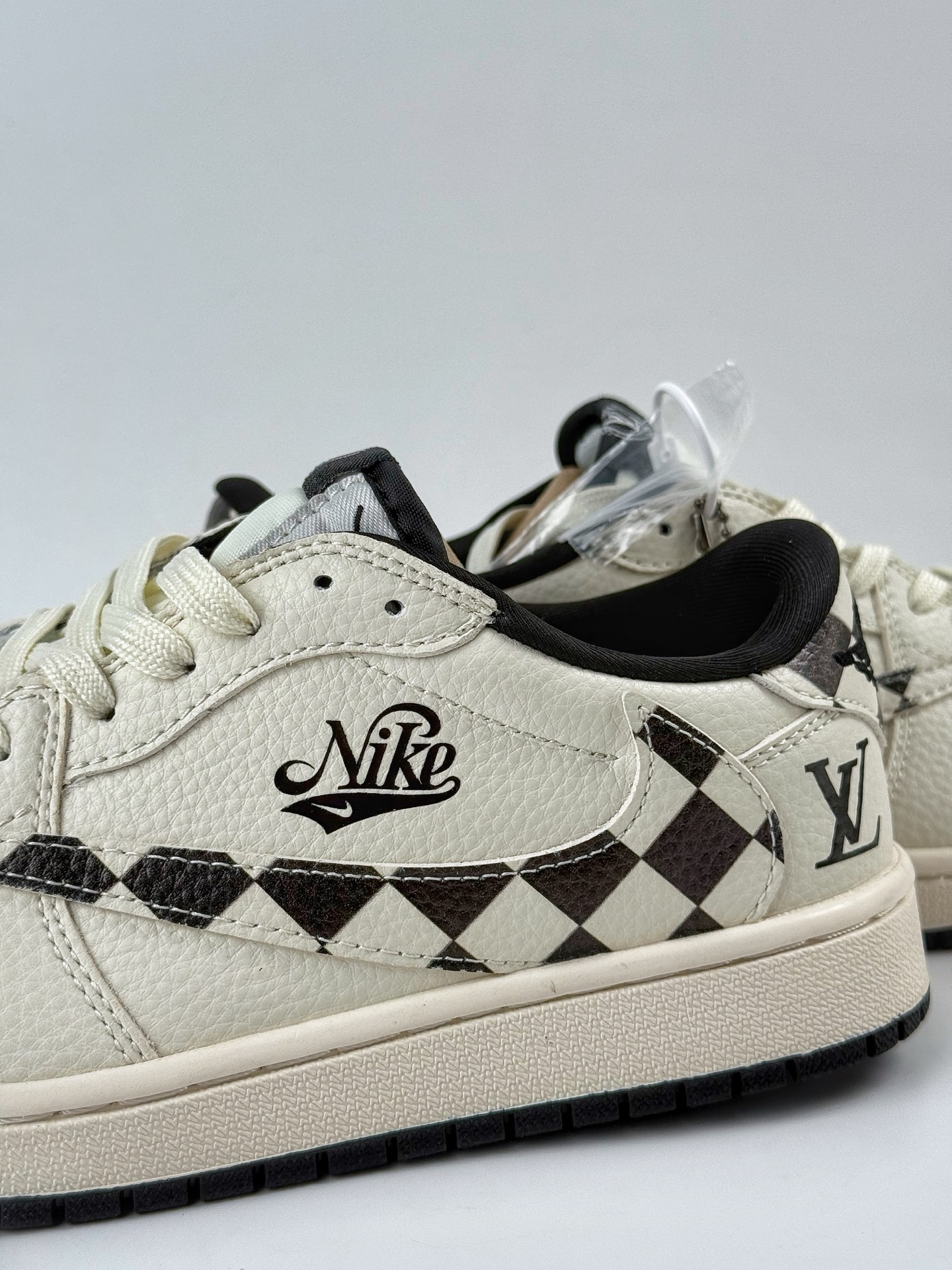 Travis Scott x Nike Air Jordan 1 Low x Louis Vuitton Air Jordan 1 Low 反转白黑格小勾倒钩 LD2028-040