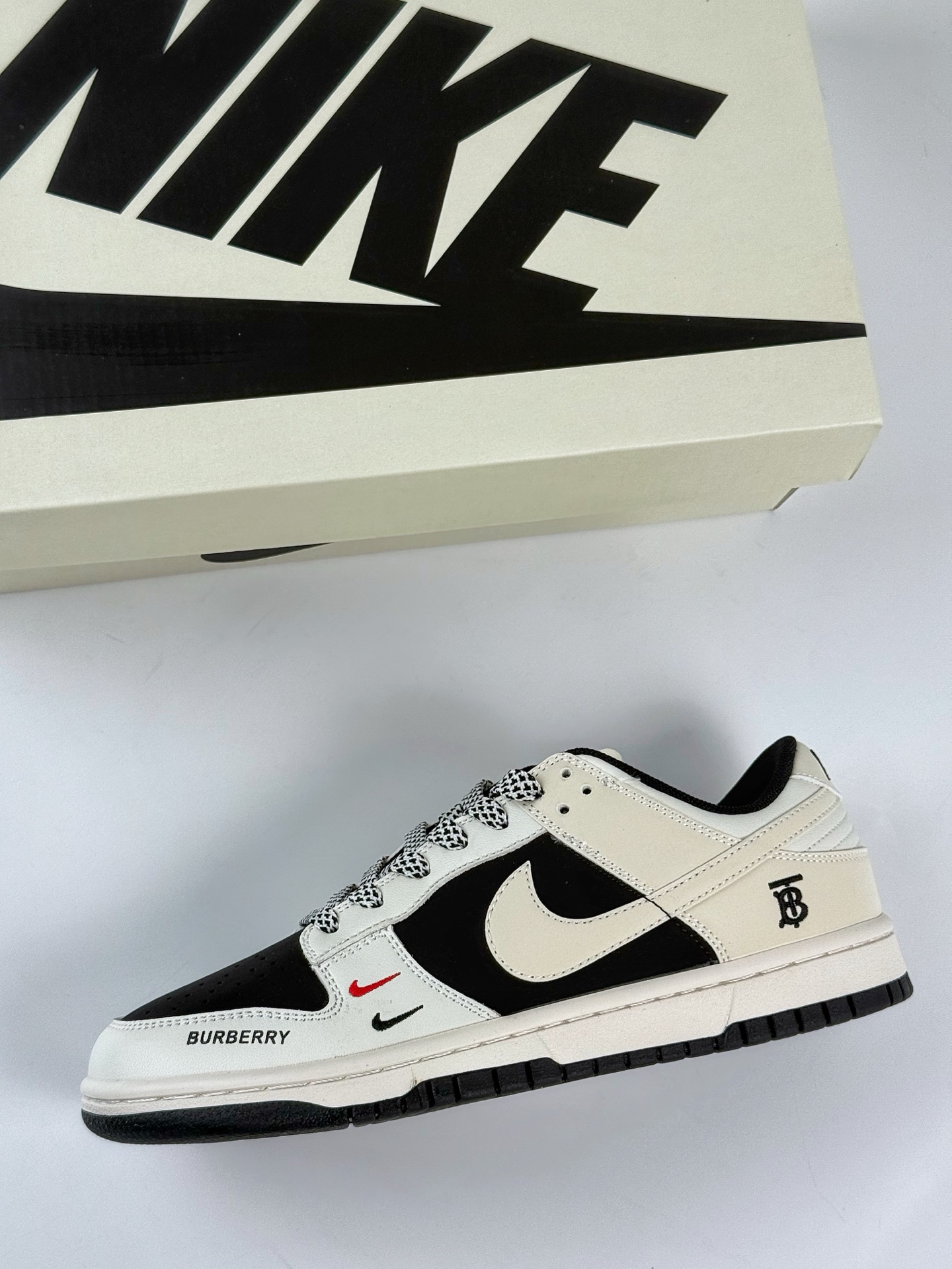 Nike SB Dunk Low x BURBERRY 白黑双小勾满天星  CS1688-117
