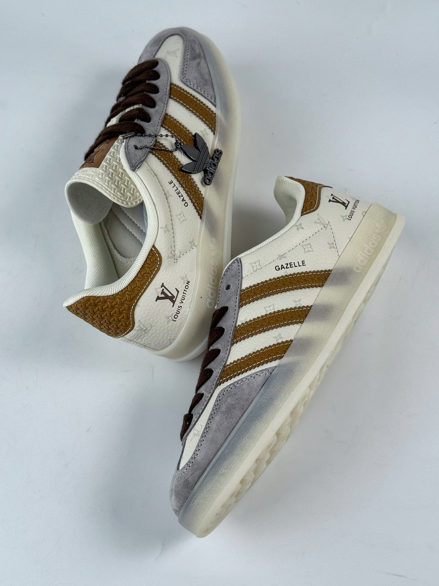 adidOriginals Gazelle INdoor x Louis Vuitton 灰白 三叶草休闲防滑耐磨低帮板鞋  DM1234-010
