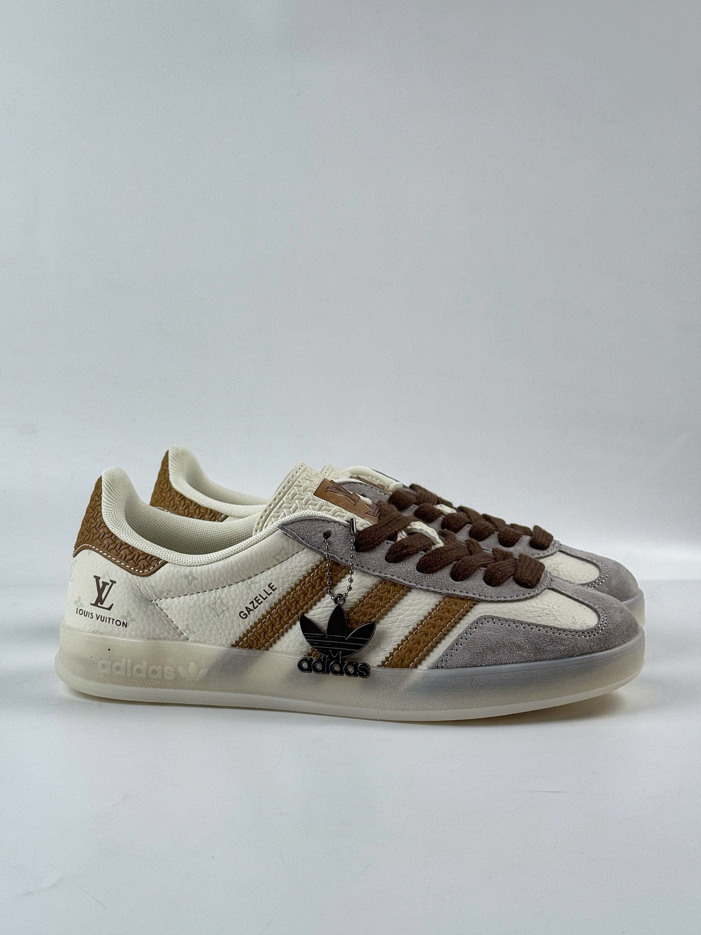 adidOriginals Gazelle INdoor x Louis Vuitton 灰白 三叶草休闲防滑耐磨低帮板鞋  DM1234-010