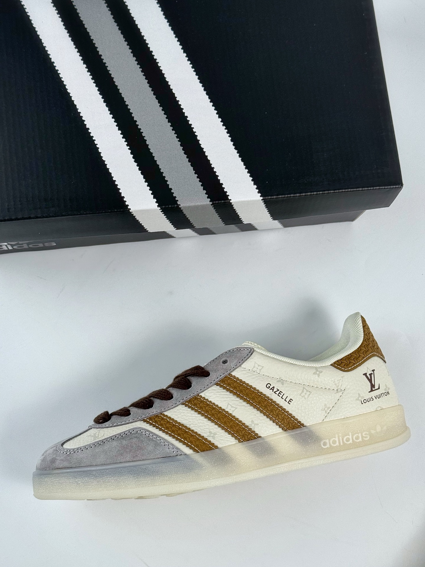 adidOriginals Gazelle INdoor x Louis Vuitton 灰白 三叶草休闲防滑耐磨低帮板鞋  DM1234-010