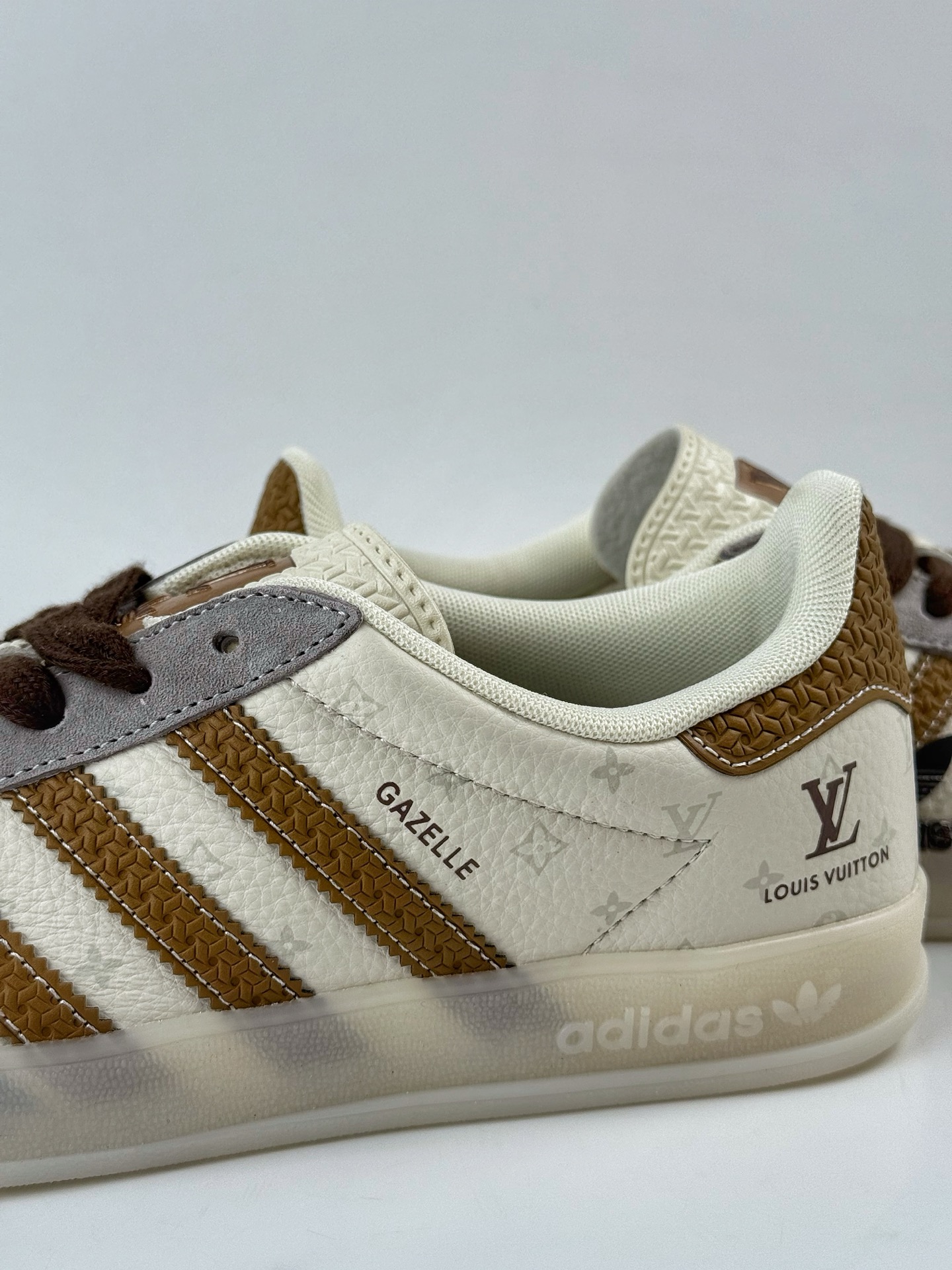 adidOriginals Gazelle INdoor x Louis Vuitton 灰白 三叶草休闲防滑耐磨低帮板鞋  DM1234-010