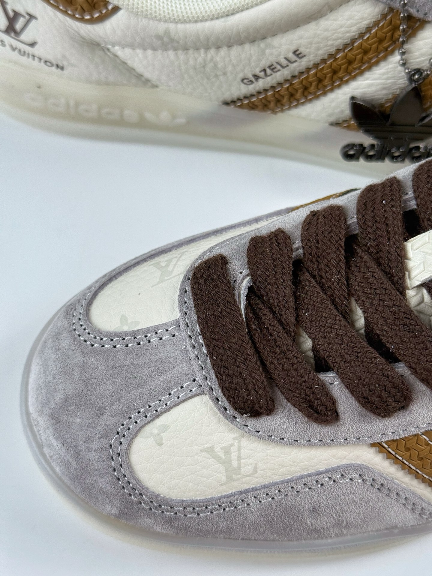 adidOriginals Gazelle INdoor x Louis Vuitton 灰白 三叶草休闲防滑耐磨低帮板鞋  DM1234-010