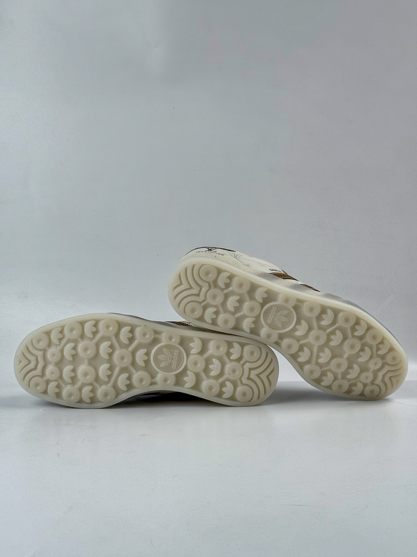 adidOriginals Gazelle INdoor x Louis Vuitton 灰白 三叶草休闲防滑耐磨低帮板鞋  DM1234-010