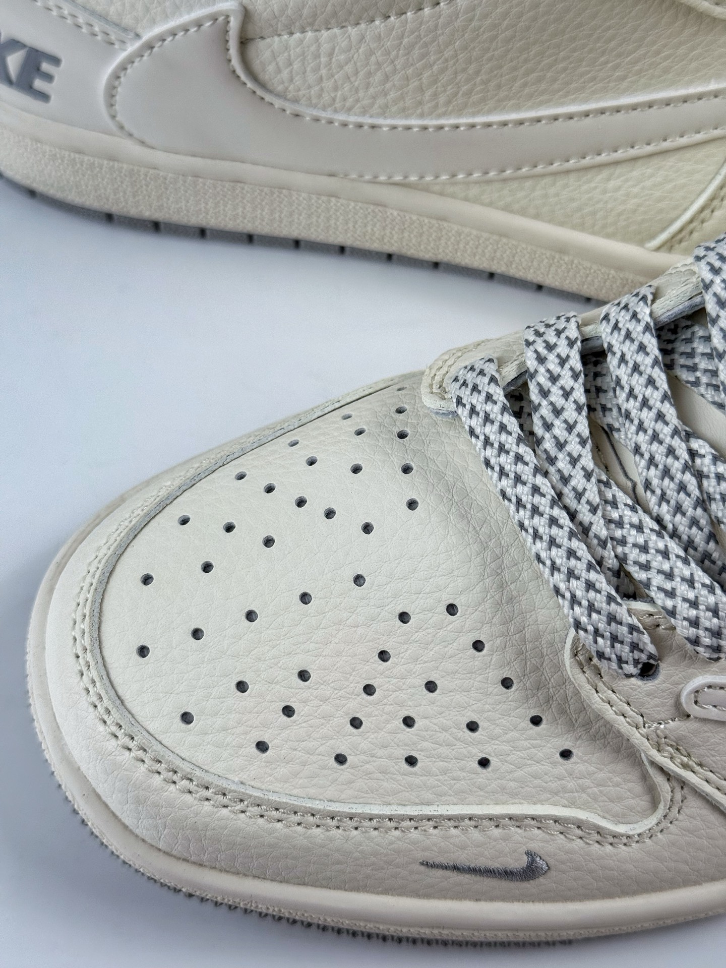 Travis Scott x Nike Air Jordan 1 Low x NIKE Air Jordan 1 Low 反转米白灰小勾满天星倒钩  JP1628-255