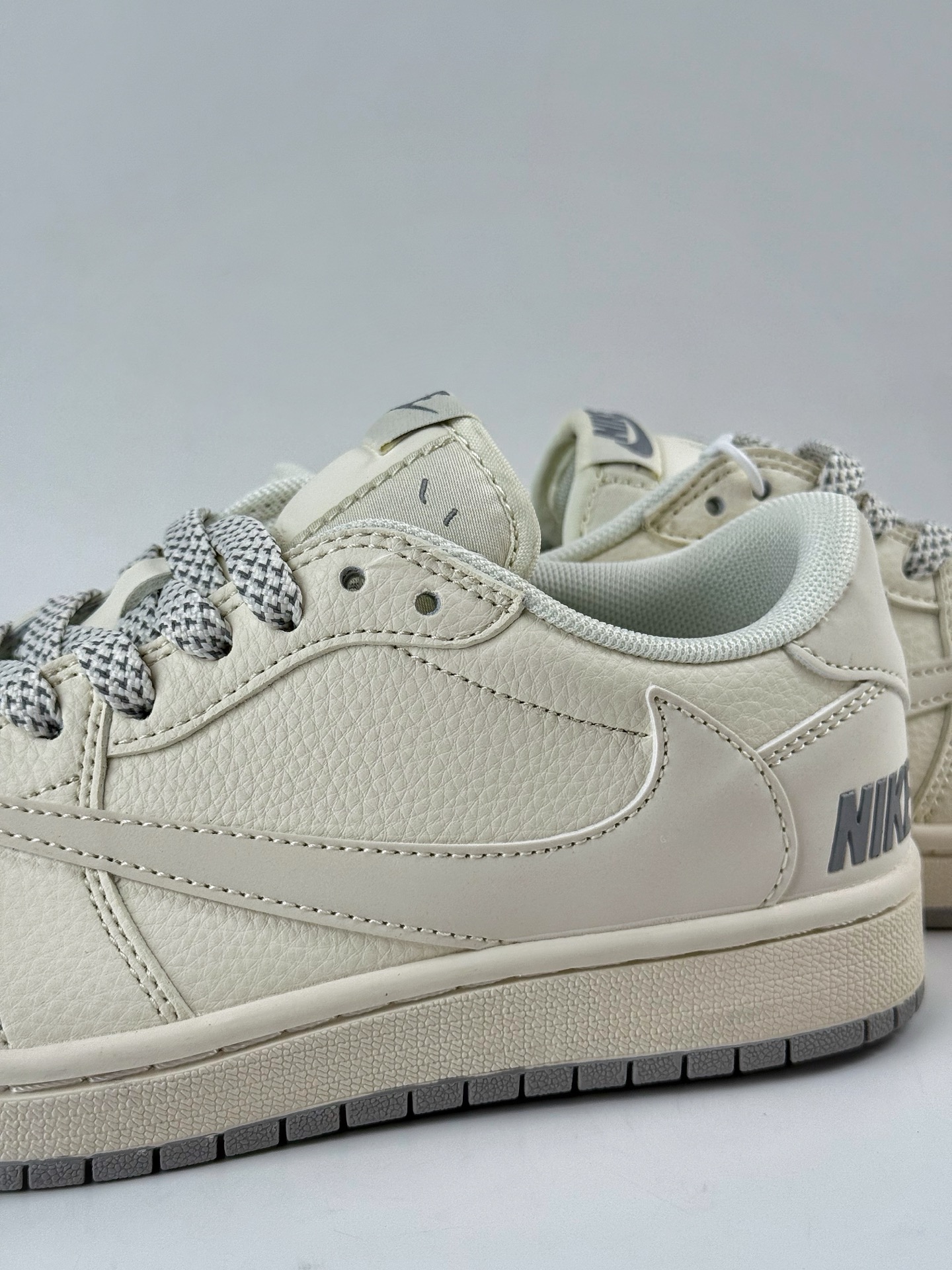 Travis Scott x Nike Air Jordan 1 Low x NIKE Air Jordan 1 Low 反转米白灰小勾满天星倒钩  JP1628-255