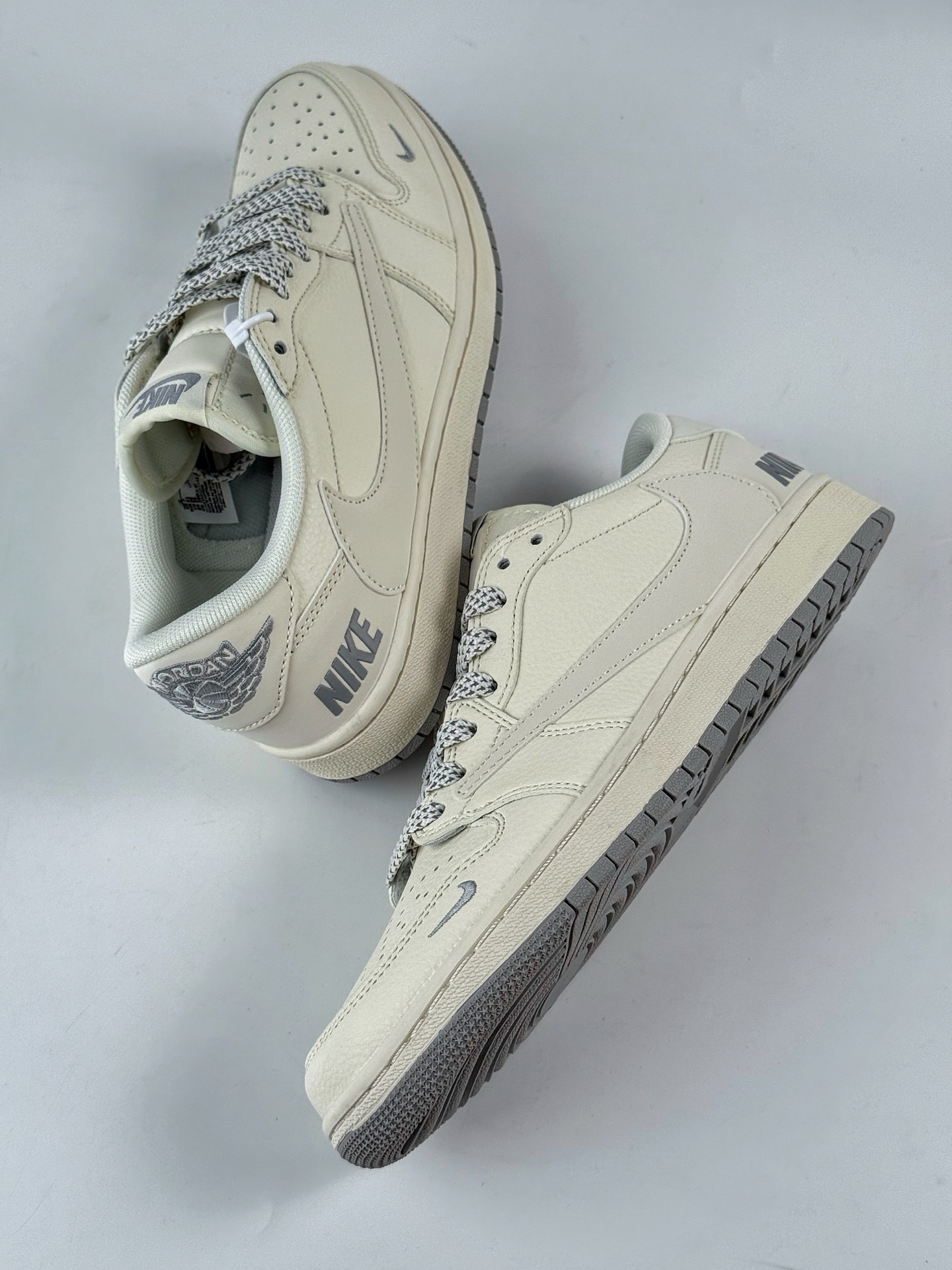 Travis Scott x Nike Air Jordan 1 Low x NIKE Air Jordan 1 Low 反转米白灰小勾满天星倒钩  JP1628-255