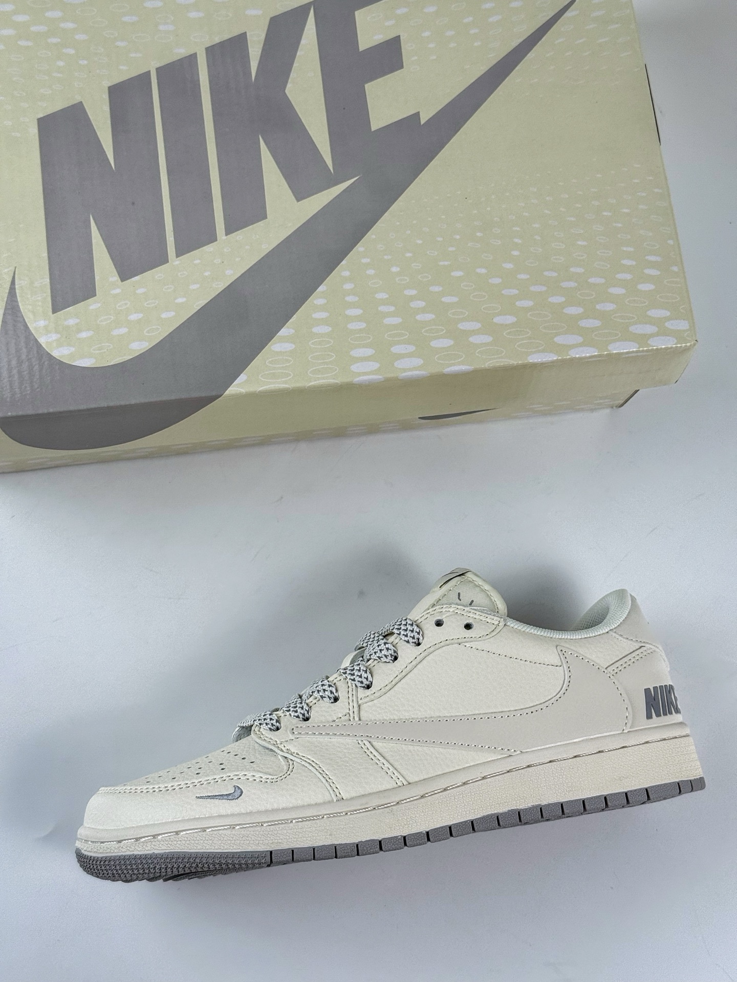 Travis Scott x Nike Air Jordan 1 Low x NIKE Air Jordan 1 Low 反转米白灰小勾满天星倒钩  JP1628-255