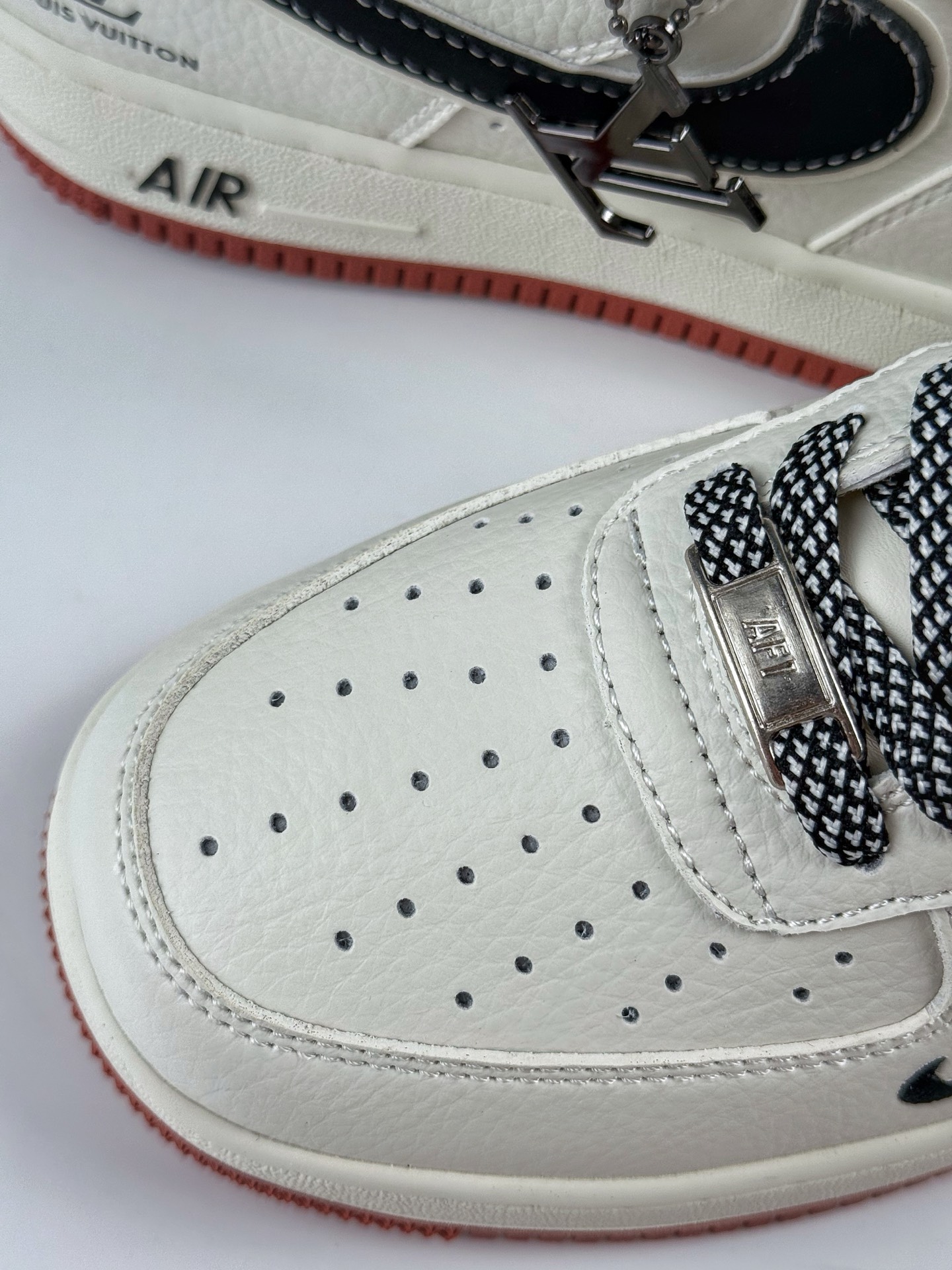 Nike Air Force 1 Low 07 x Louis Vuitton 白黑小勾满天星  CS5288-020