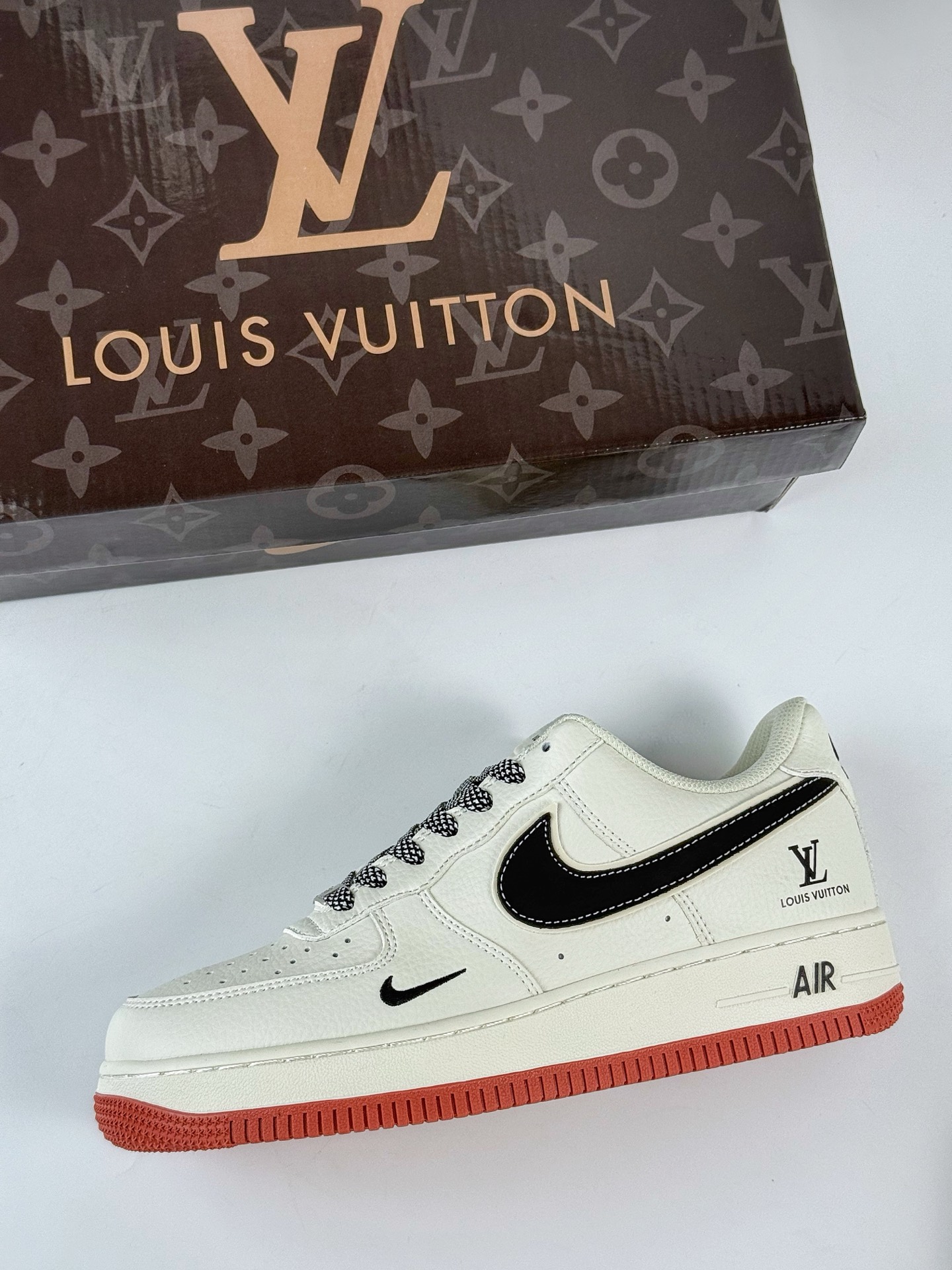 Nike Air Force 1 Low 07 x Louis Vuitton 白黑小勾满天星  CS5288-020