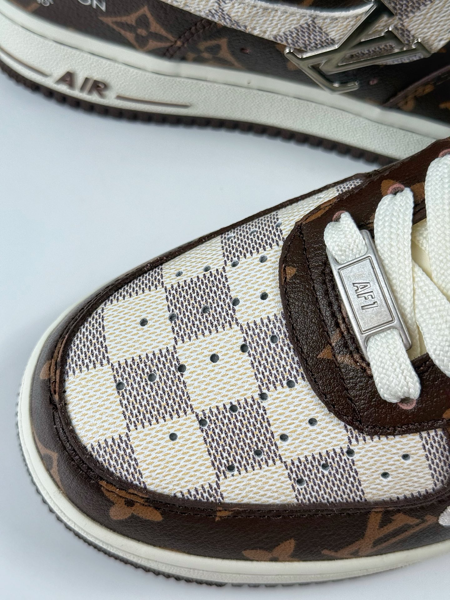 Nike Air Force 1 Low 07 x Louis Vuitton 经典咖啡棕小勾 SC0601-558