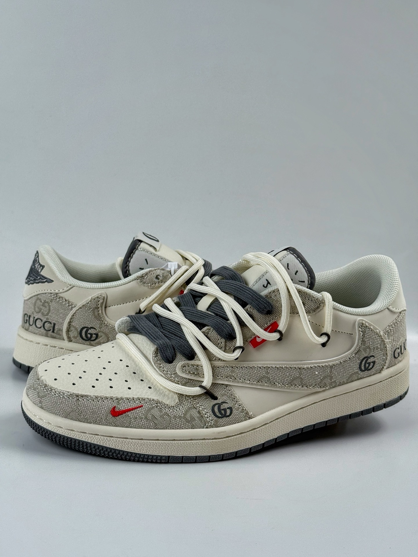 300 Travis Scott x Nike Air Jordan 1 Low x GUCCI Air Jordan 1 Low 反转棕白小勾绑带倒钩  HT5088-601