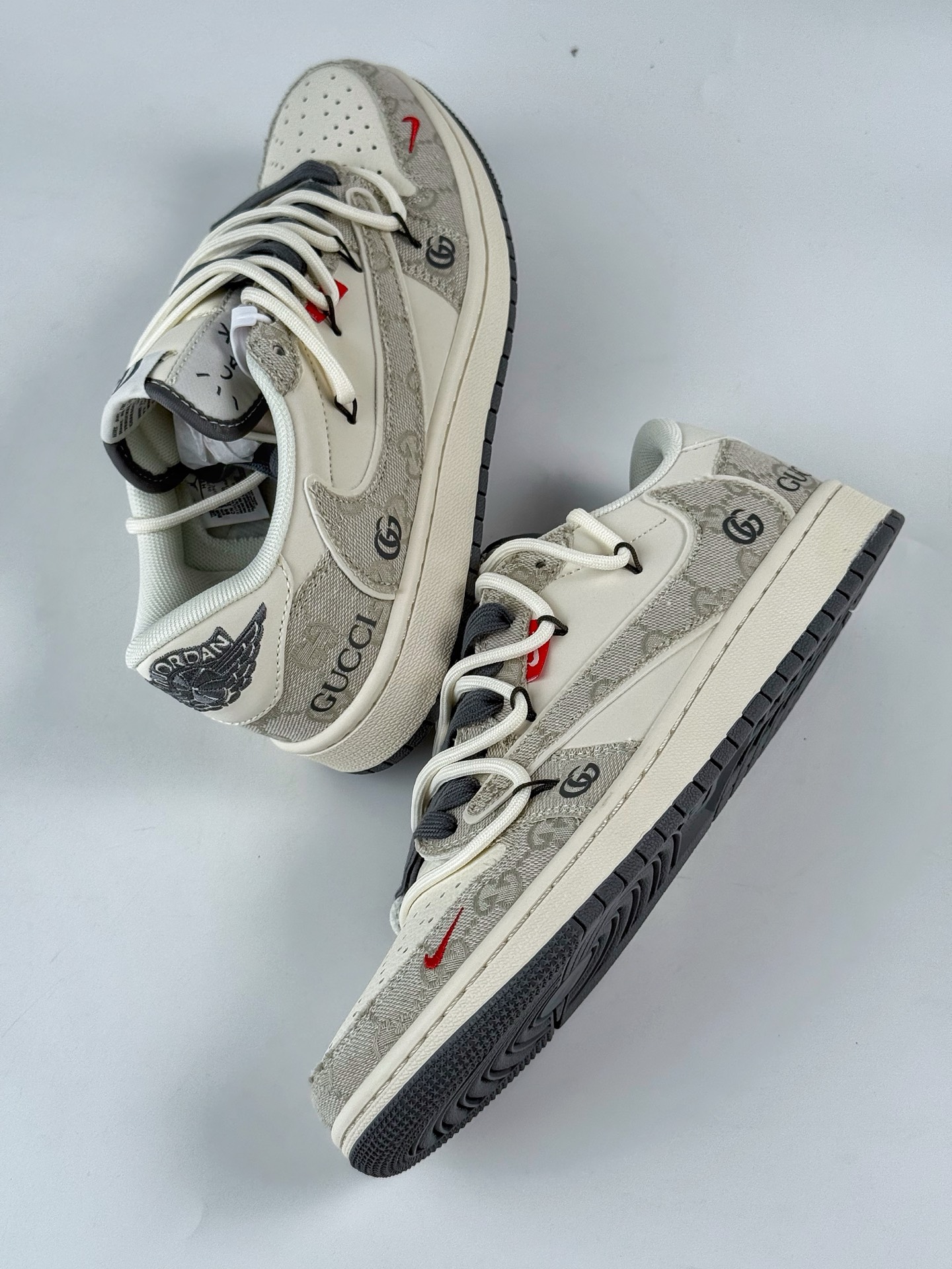 300 Travis Scott x Nike Air Jordan 1 Low x GUCCI Air Jordan 1 Low 反转棕白小勾绑带倒钩  HT5088-601
